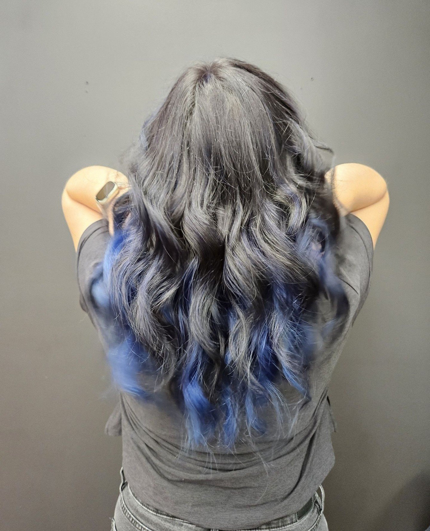 Peek-a-boo blue 😍⁠
➖➖➖➖➖➖➖⁠
📸 Follow us @theobsidiansalon⁠
💈Stylist: @hairbyevab 
💇&zwj;♂️204-661-8021 | Website 🚧⁠
➖➖➖➖➖➖➖⁠
➖⁠
➖⁠
➖⁠
➖⁠
#hairstylist #barbers #mb #winnipegstylist #winnipeghair #barbering #hairstyle #winnipegbarbering #womenshai