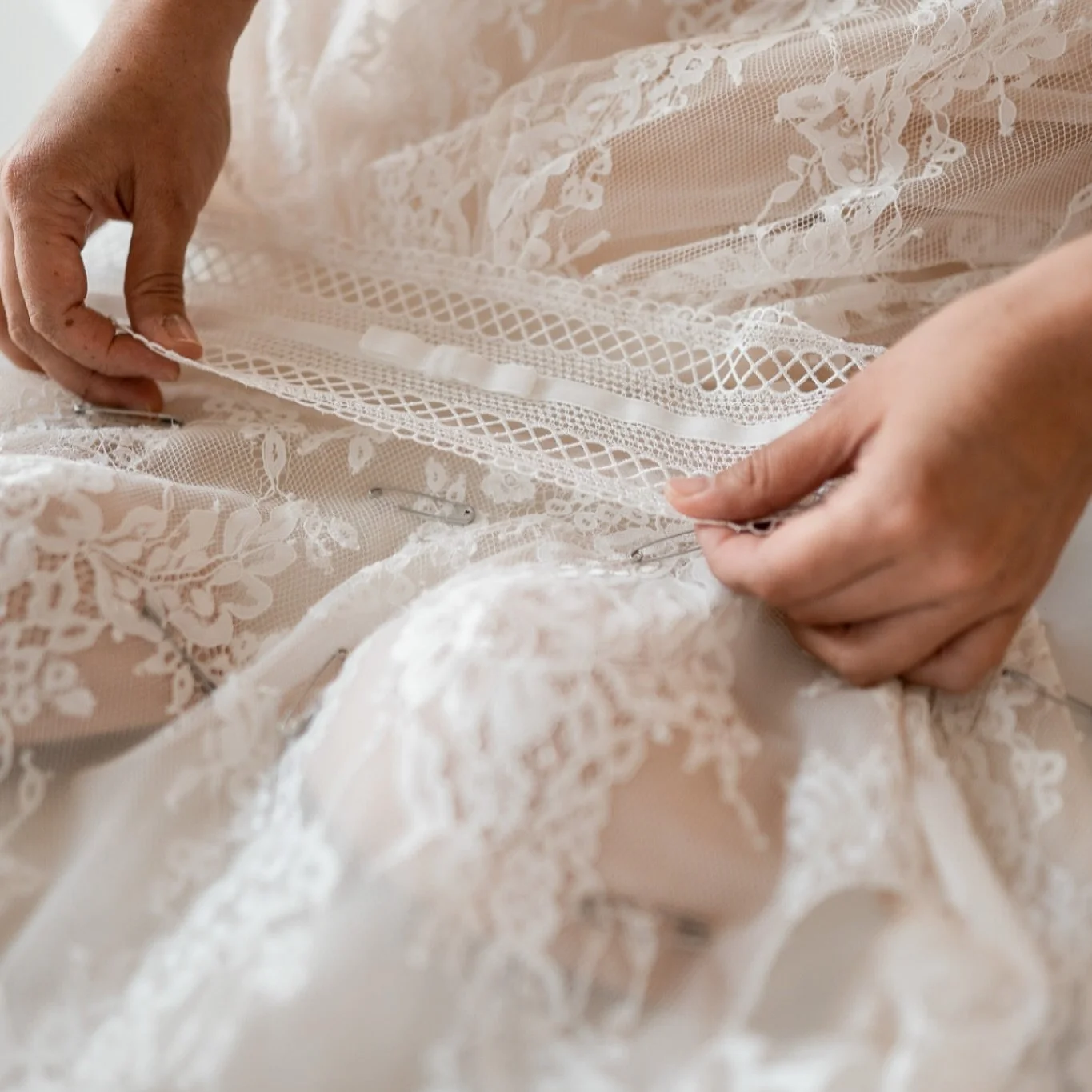 Ja, wir wissen, wie wichtig euer Brautkleid für den schönsten Tag eures Lebens ist, liebe Bräute! Jede von euch hat sich bereits für ein ganz besonderes Kleid entschieden, und bei @ng_schneiderhandwerk sind wir stolz darauf, euer