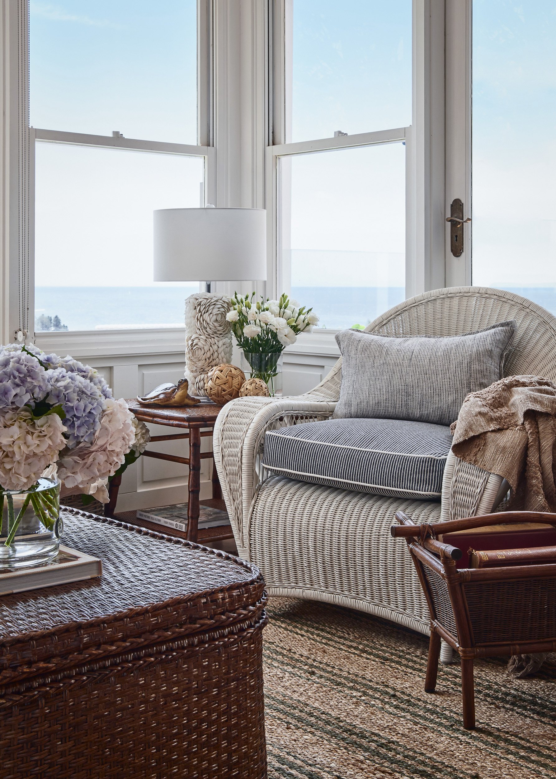 A traditional coastal living room with contemporary design elements, showcasing the timeless photography of interior photographer Diego Pinto in Sydney.
