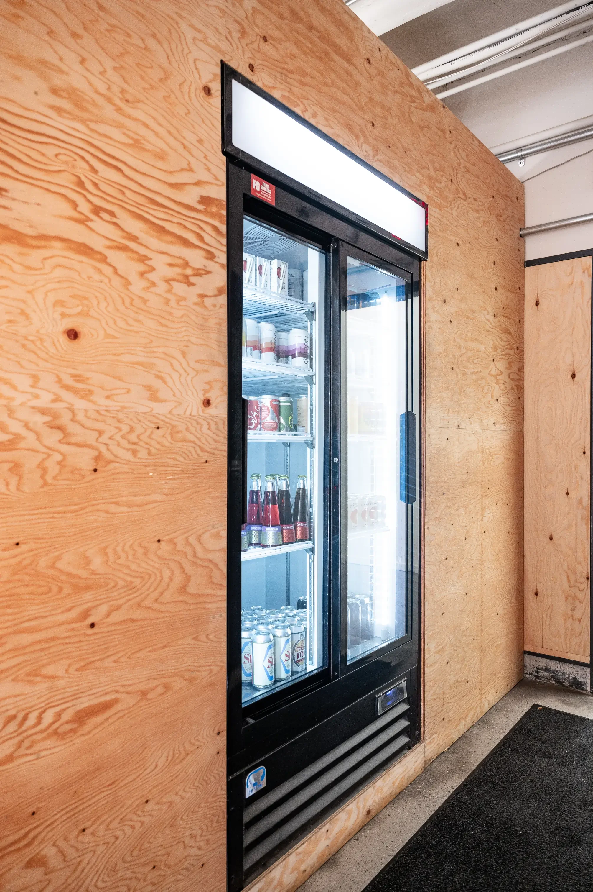 meubles en bois frigo rangement amenagement cuisine commercial restaurant.webp