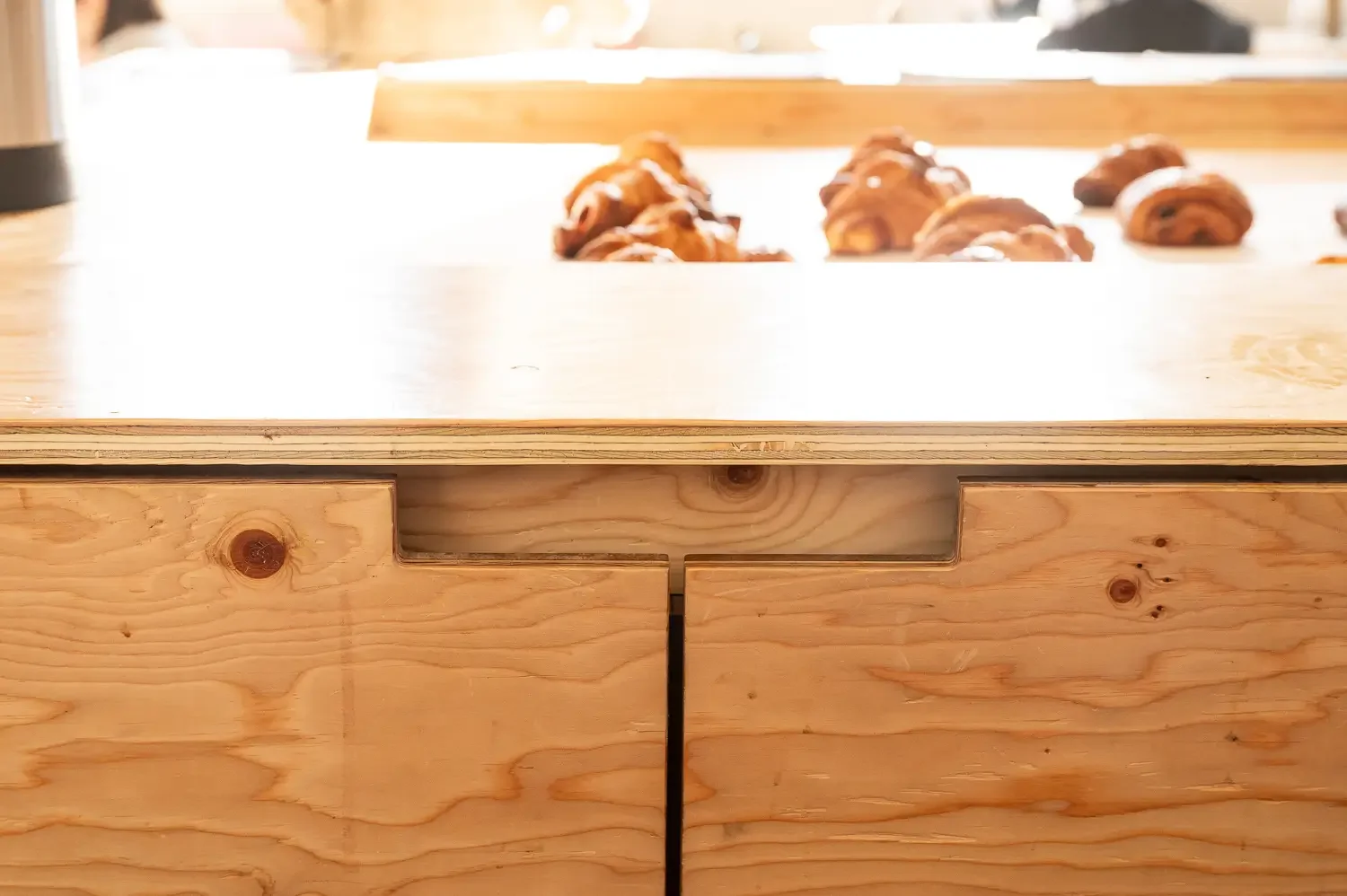 detail portes bois cafe commercial.webp