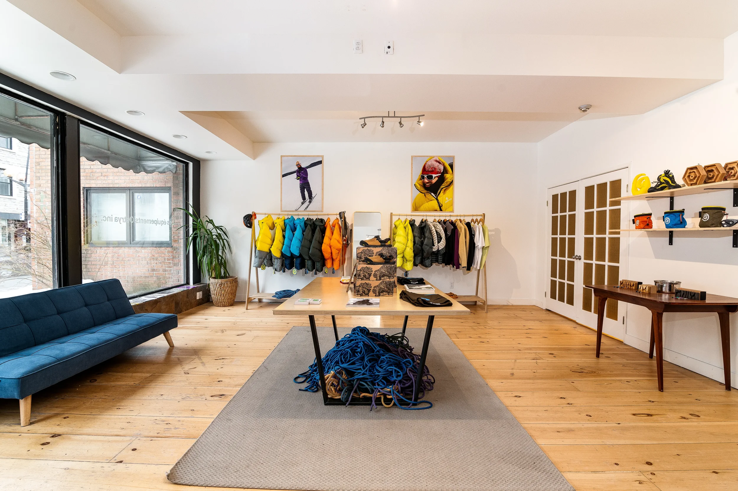 vue generale boutique amenagement mobilier bois sur mesure.webp