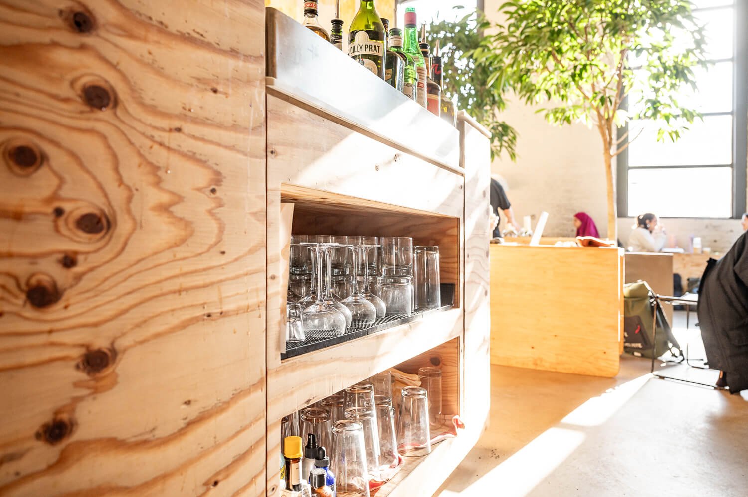 cafe restaurant amenagement commercial personnalisé sur mesure rangement verres.jpg