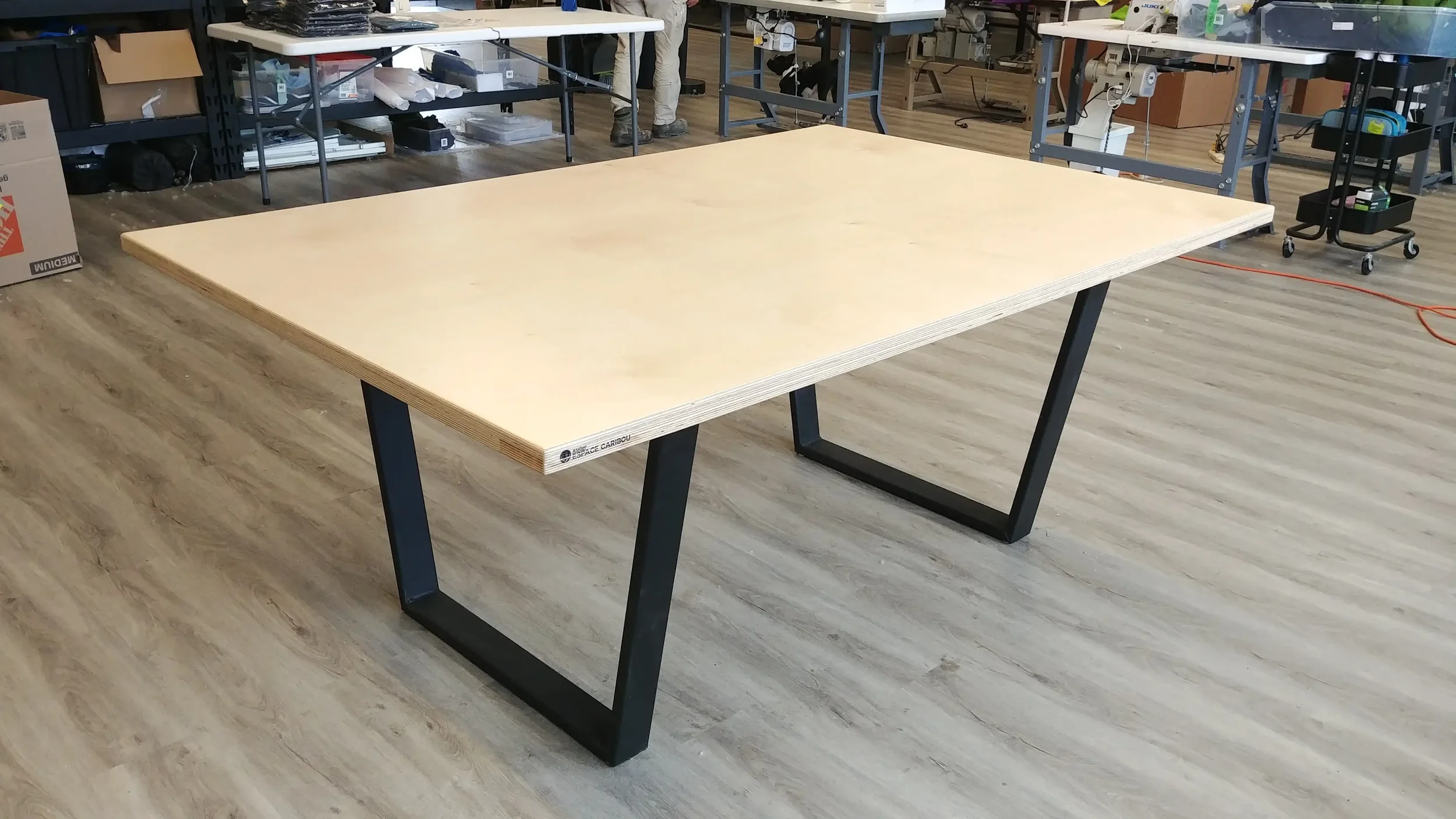 table en bois massif espace caribou.webp