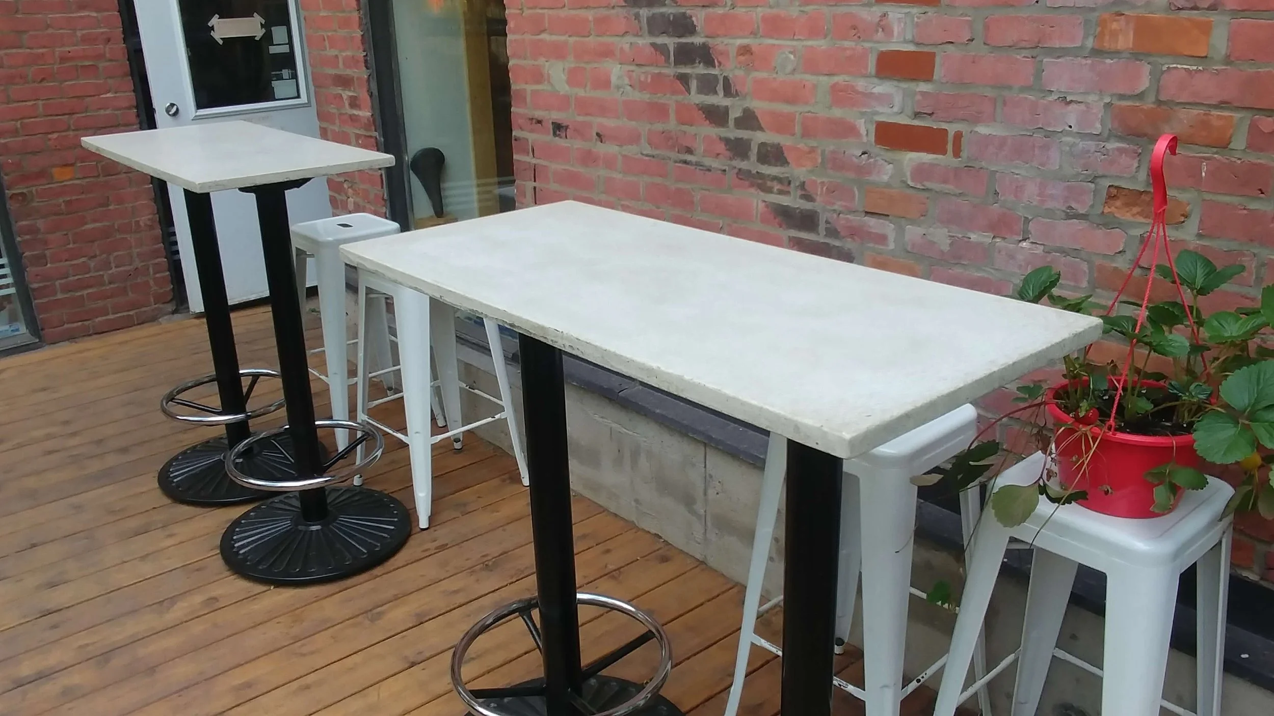 bar tables beton sur socles sur mesure exterieur.jpg