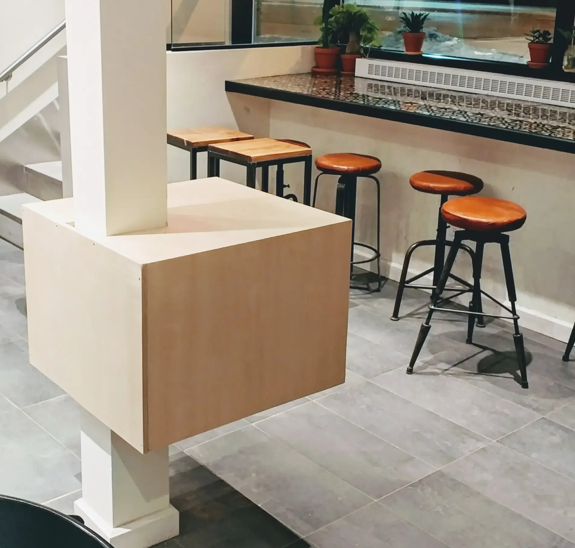 habillage table poutre amenagement commercial.webp