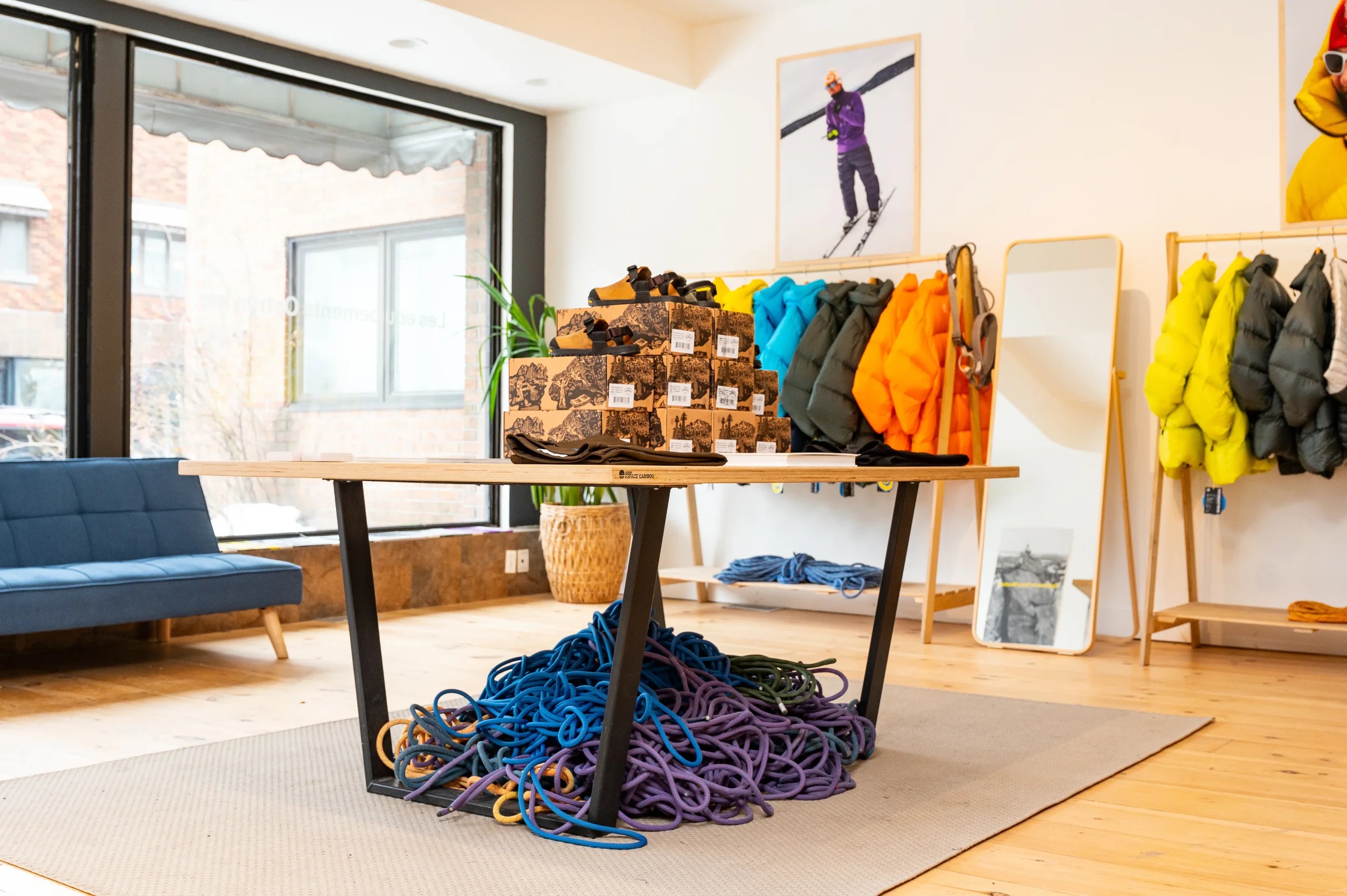 table en bois massif boutique amenagement commercial ostrya.webp