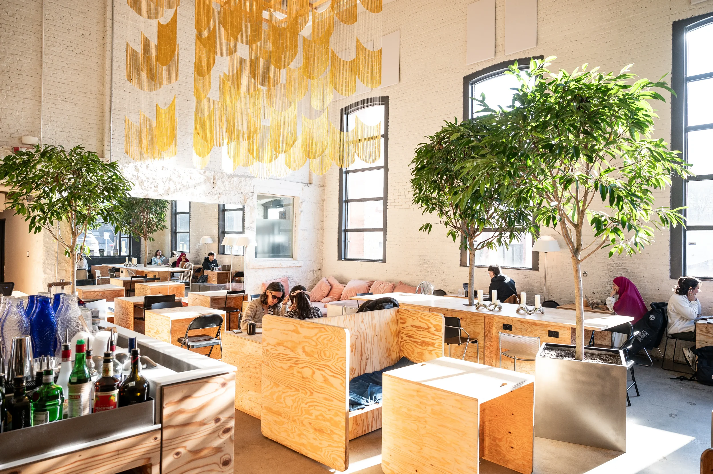 salle reception banquettes bois mobilier café commercial.webp
