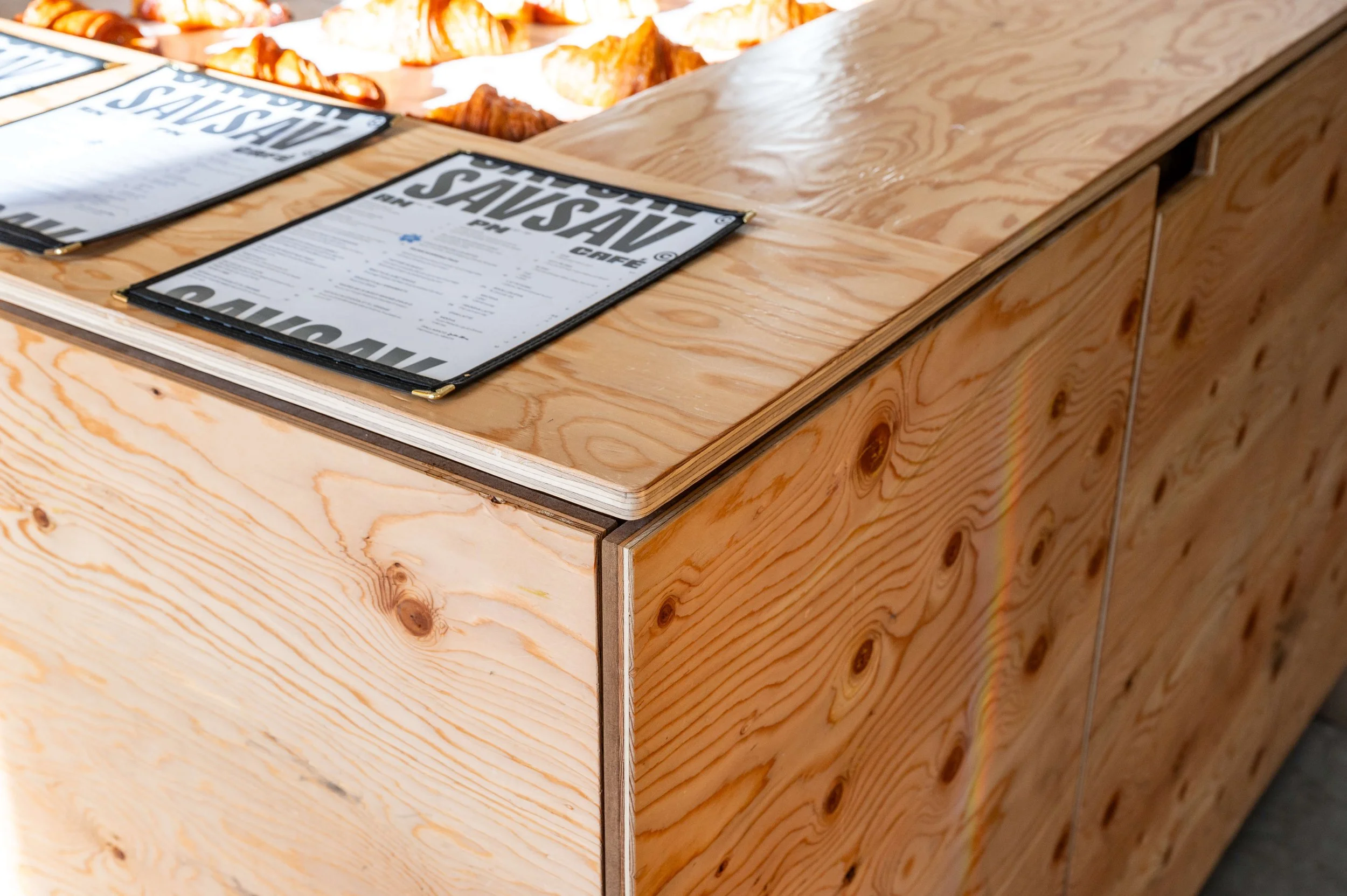 zoom mobilier commerces en bois menu restaurant.jpg