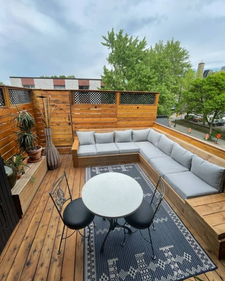amenagement en bois terrasse exterieure de bar sur mesure.jpg