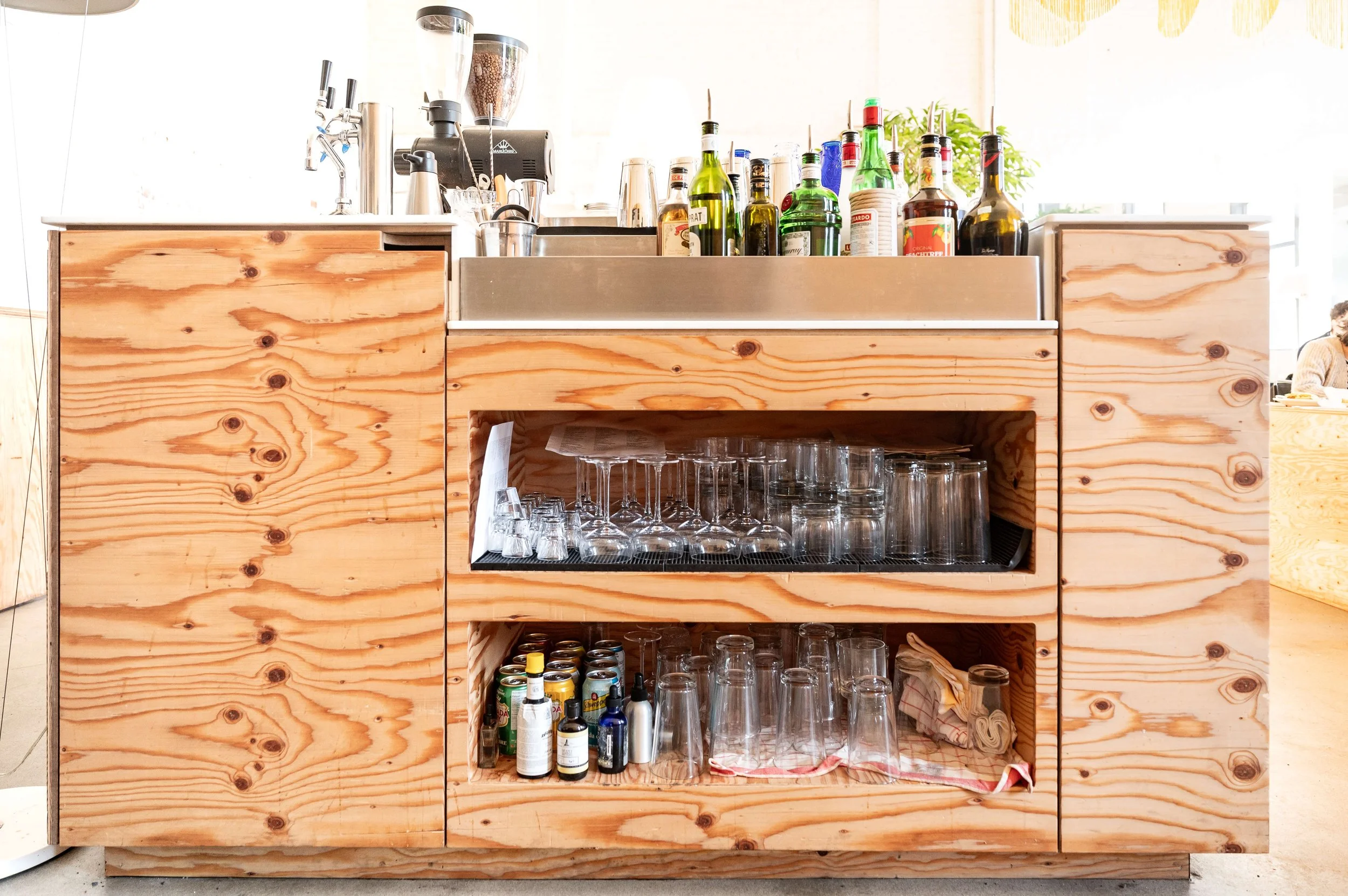 cafe restaurant mobilier commercial personnalisé sur mesure.jpg