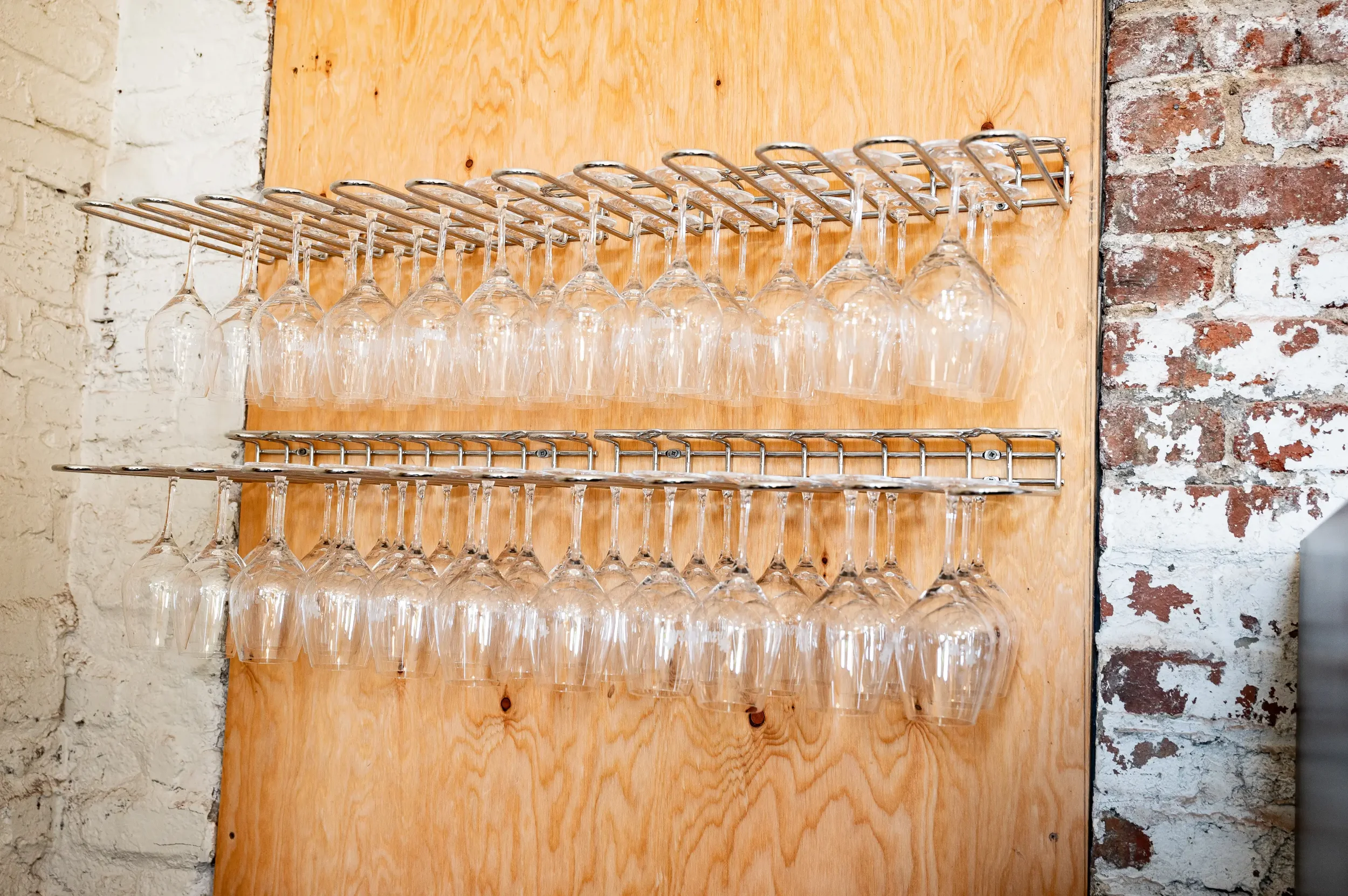 meuble en bois pour bar cuisine commerciale rangement verres.webp