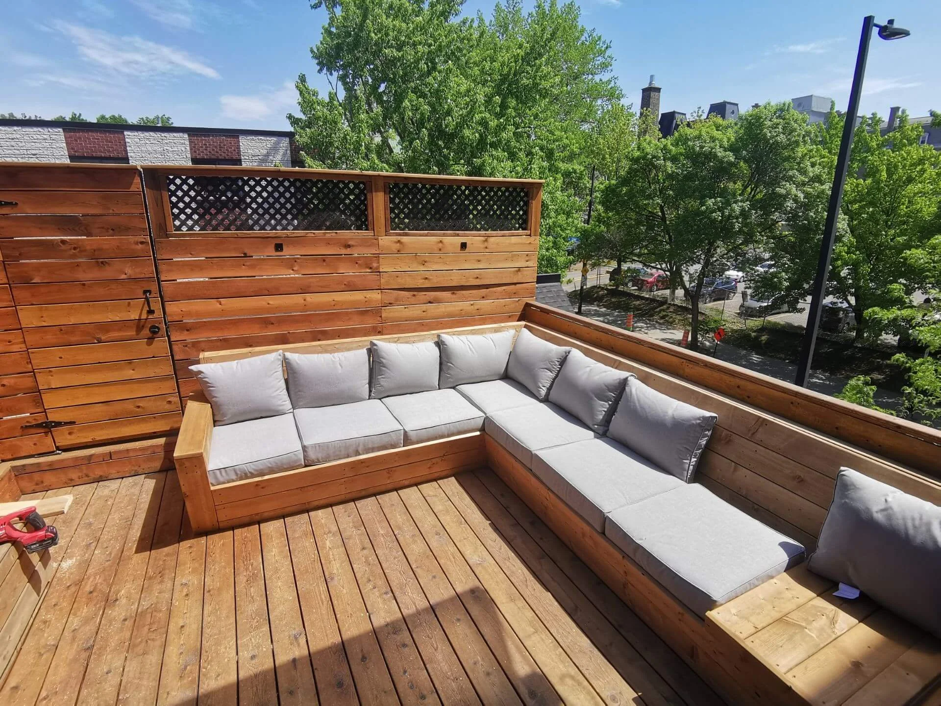 banc en bois terrasse exterieure de bar sur mesure.jpg