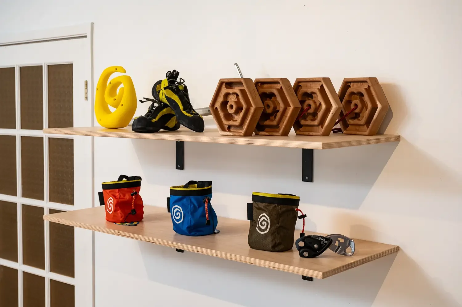 etageres murales pour merchandising et presentation produits boutique.webp