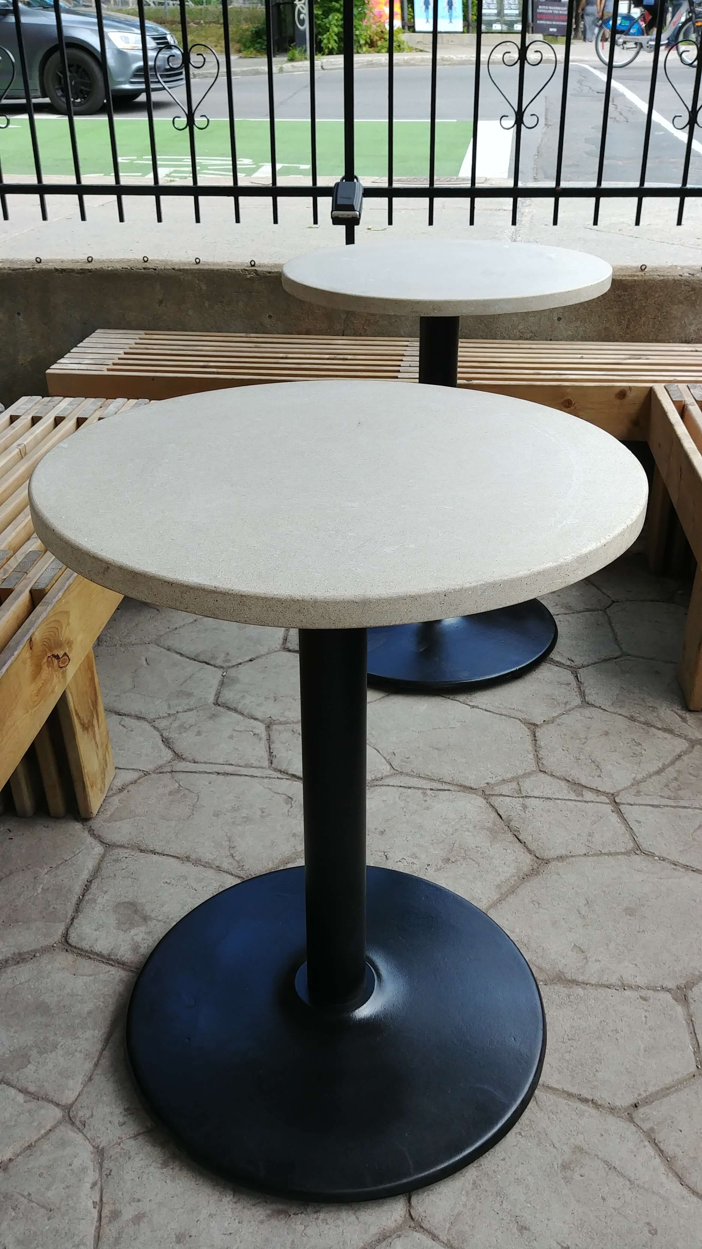 tables beton sur socles sur mesure exterieur 2.jpg