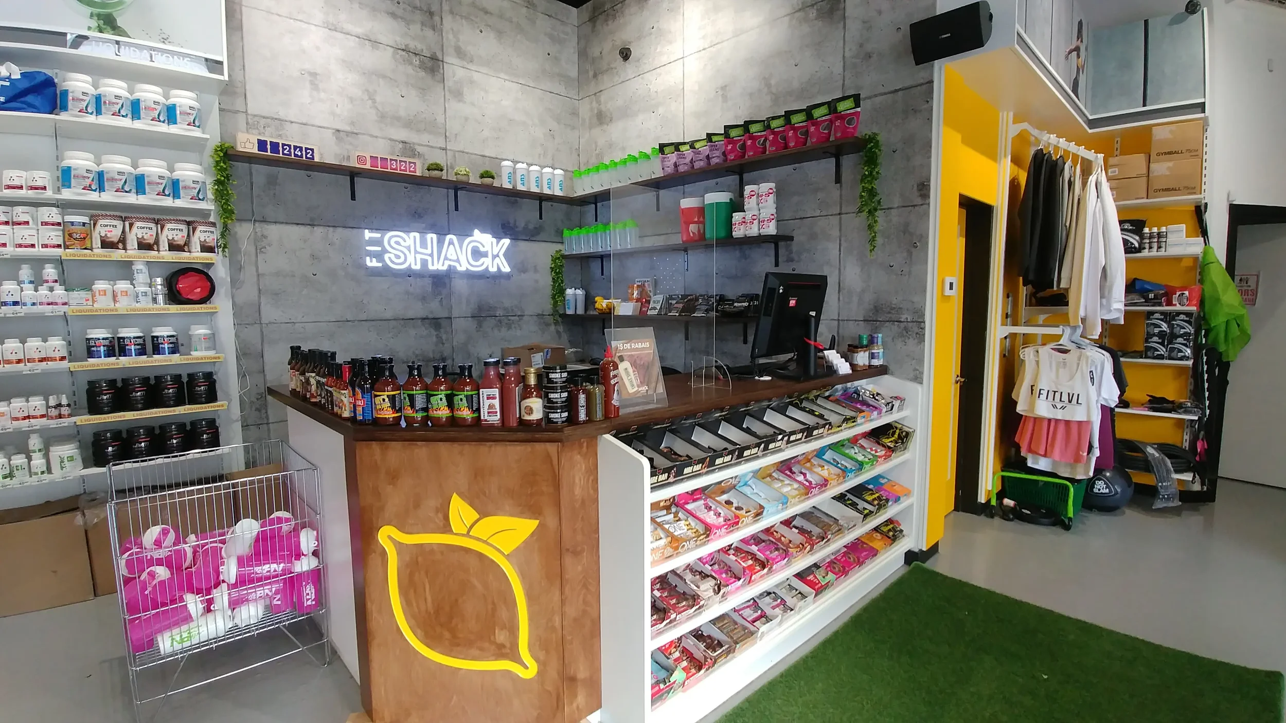 amenagement comptoir de vente fit shack ebenisterie commerciale.webp