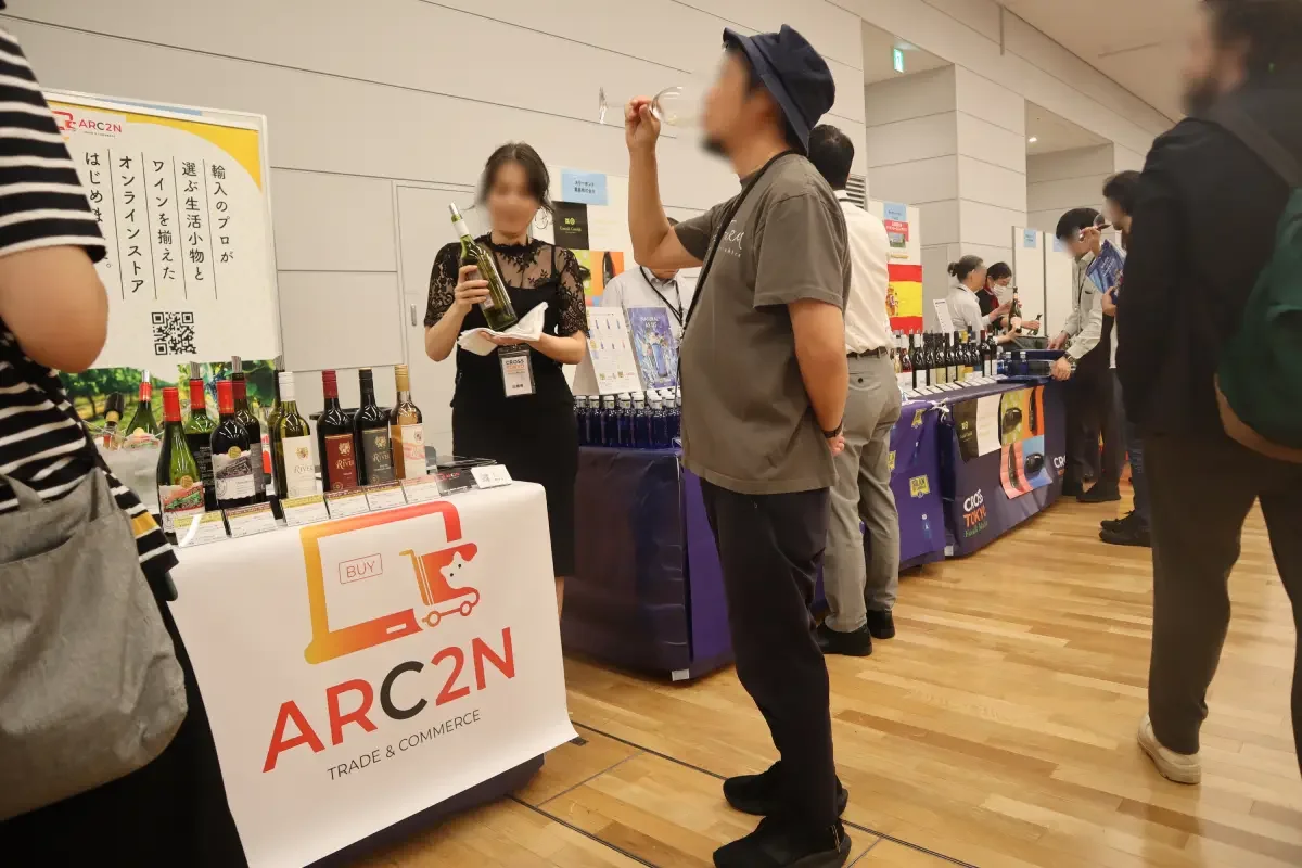 CROSS INTERNATIONAL 2026 ARC2Nブースでのワインテイスティング風景