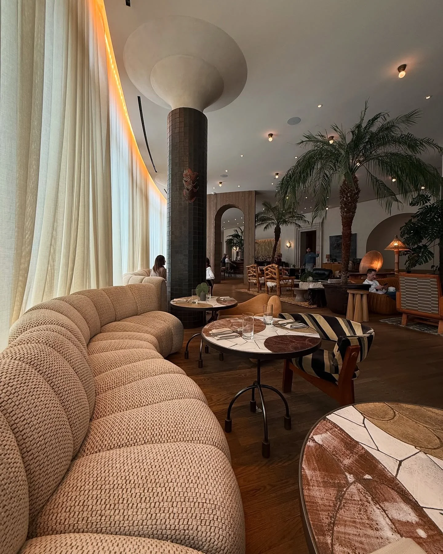 A round of applause for this design work 👏🏻🤍🌴🐚

@santamonicaproper 
#interior #interiordesign