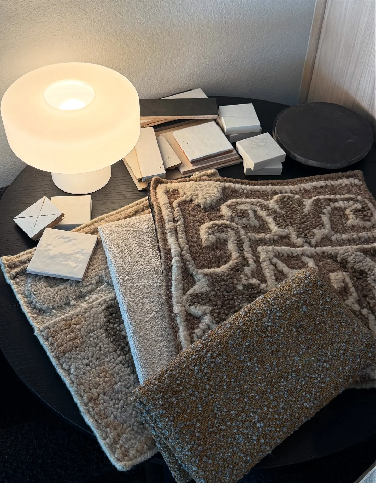 The best part of the design process? When the materials start to talk to each other 🤎

#MaterialMood, #DesignProcess, #InteriorInspo, #OrganicModern, #ScottsdaleHomes, #BeforeItBecomesReality, #SherwoodStudioInteriors