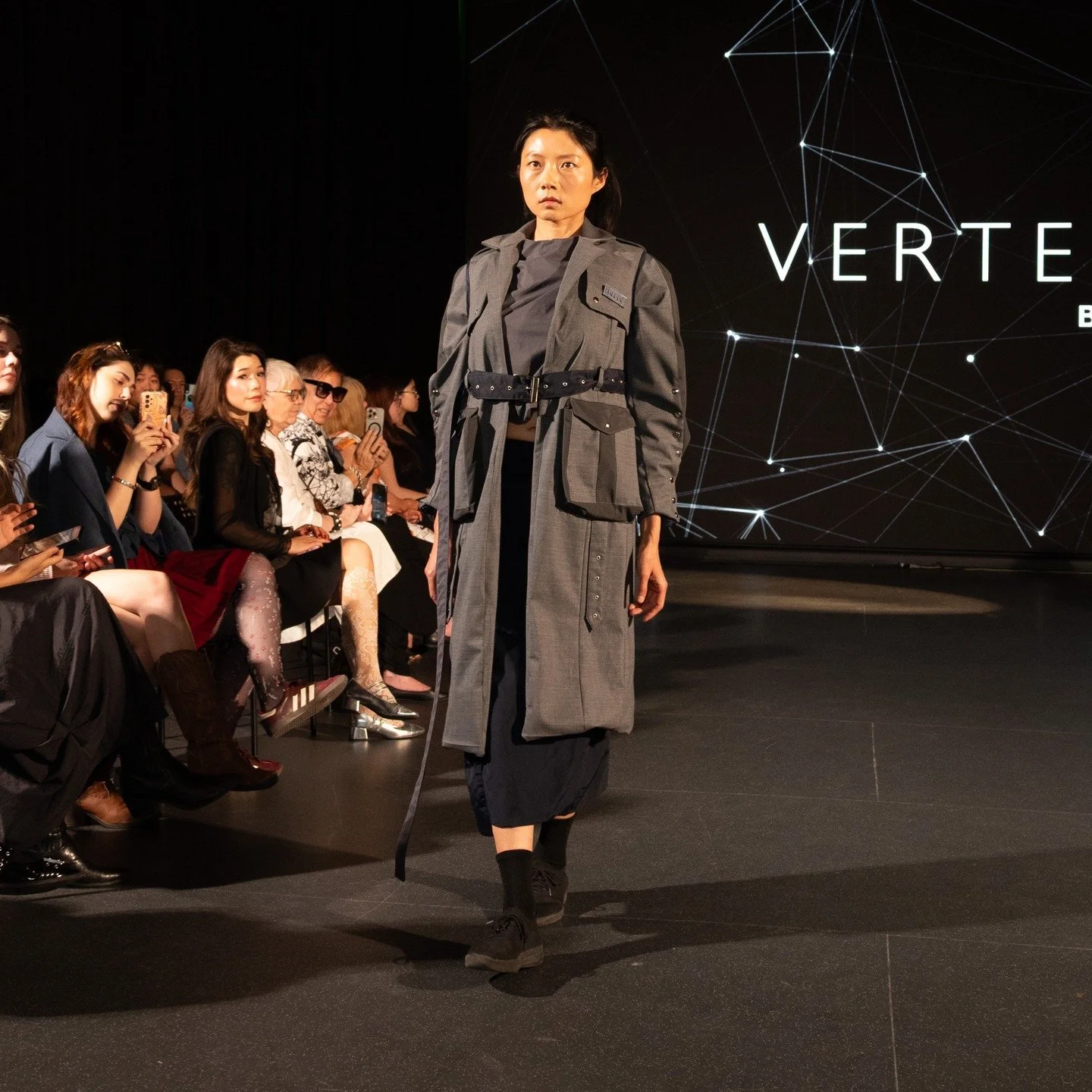 VERTEX: MODULAR & ADJUSTABLE FASHION
Designer: @winn_i9
Model: @landingmermaid
Photographer: @kodetic
MUA: @_amezcua_
(4/4)
LaSalle College Vancouver graduating collection 2025
#Fashion #fashiondesign #runway #runwaymodel