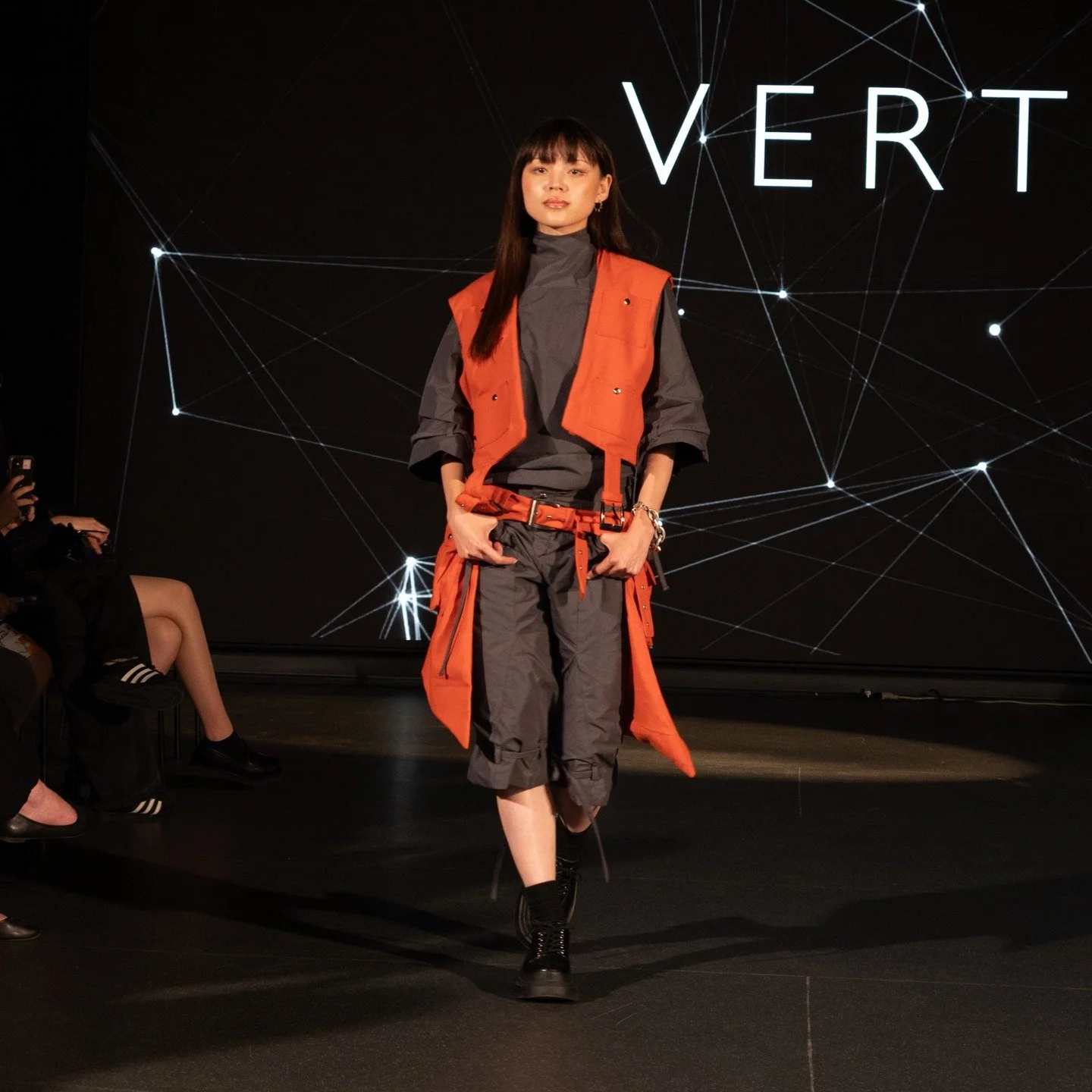 VERTEX: MODULAR & ADJUSTABLE FASHION
Designer: @winn_i9
Model: @sukiiyeung
Photographer: @kodetic
MUA: @_amezcua_
(3/4)
LaSalle College Vancouver graduating collection 2025
#Fashion #fashiondesign #runway #runwaymodel