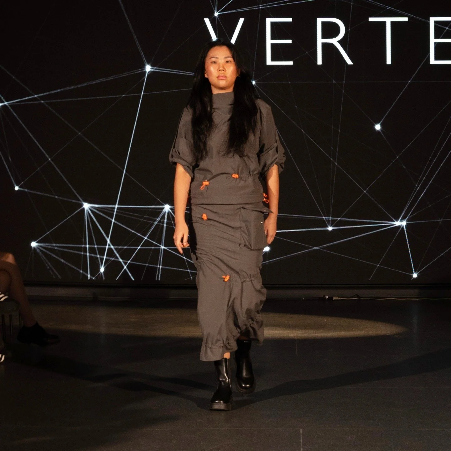 VERTEX: MODULAR & ADJUSTABLE FASHION
Designer: @winn_i9
Model: @yjmo_del
Photographer: @kodetic
MUA: @_amezcua_
(1/4)
LaSalle College Vancouver graduating collection 2025
#Fashion #fashiondesign #runway #runwaymodel