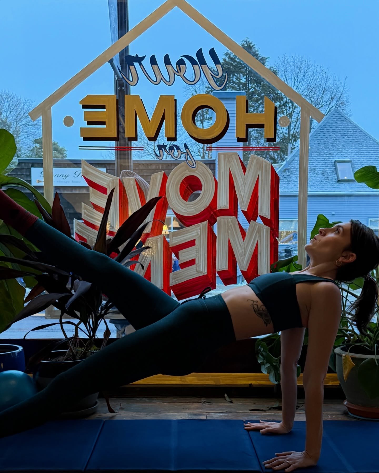 AB SERIES BREAKDOWN W/ LAUREN🔥

1. Chest Lift with Straight Legs
You can always modify by shortening the legs for more support.

2. Reverse Plank with Ball Support Between the Shoulder Blades
Lengthening the lever of the legs by straightening them c