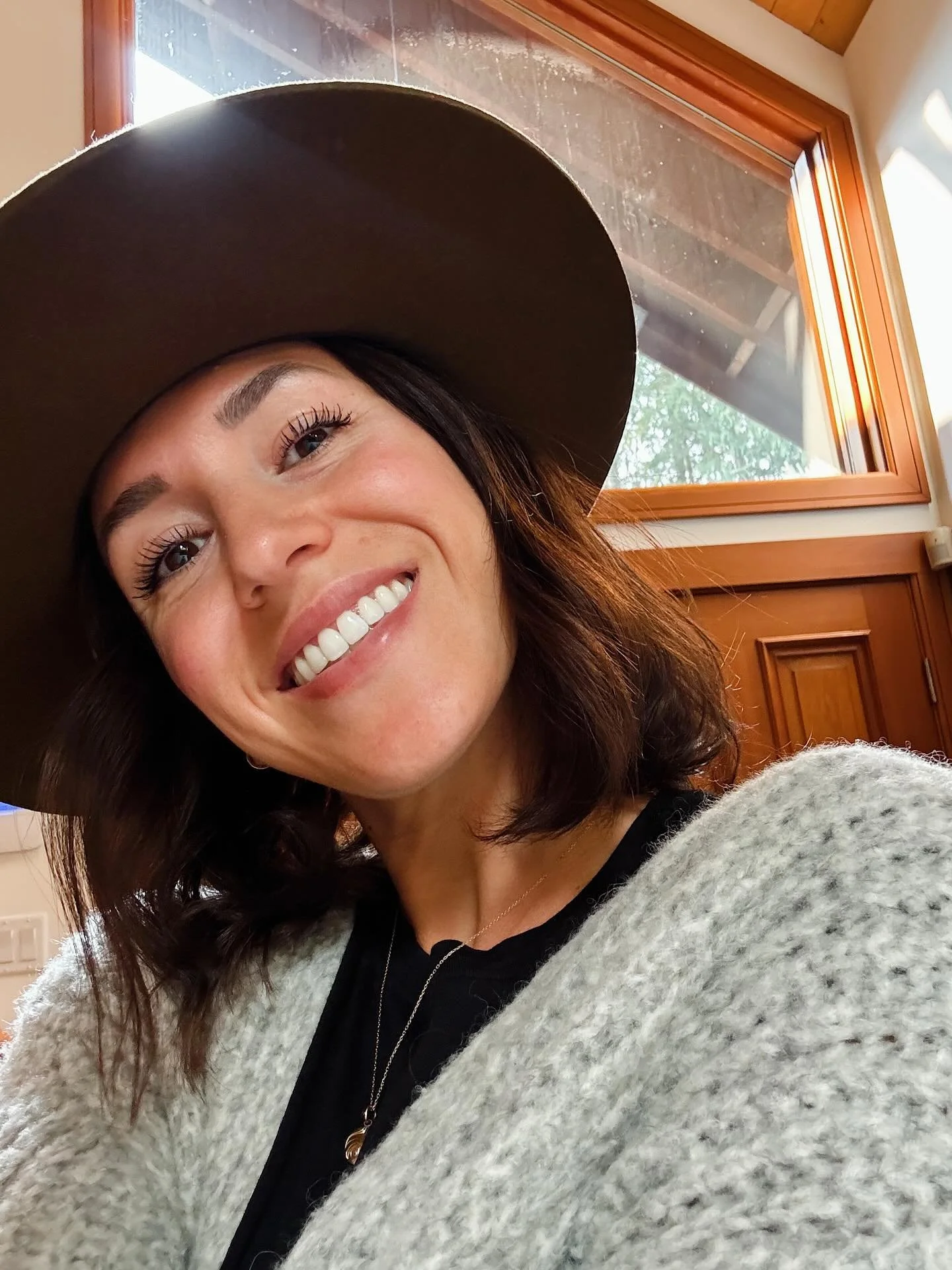 Here are some of my Sacred Commitments 💫

☀️ Feet on the earth and face in the sun
🙏🏼 Meditation and prayer
🍵 Less coffee, more matcha
✍🏼 Journaling 
🏃🏻&zwj;♀️&zwj;➡️ Running
🥗 Nourishing meals
📖 Writing 
🏔️After dinner walks and time in na