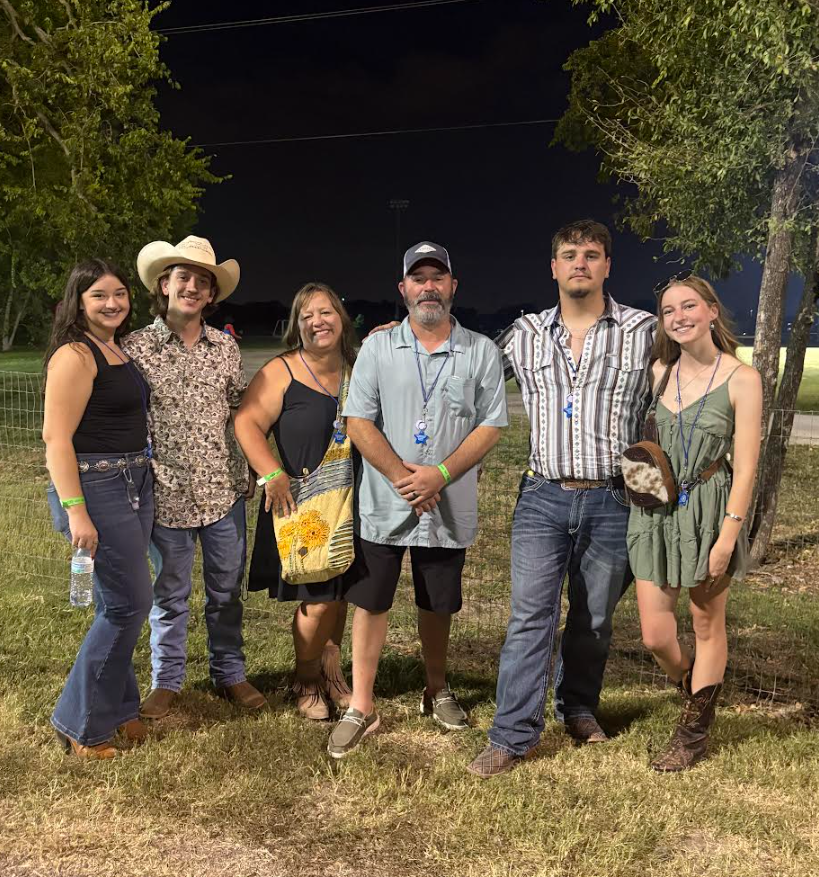 Oranssi carpenter using bench saw