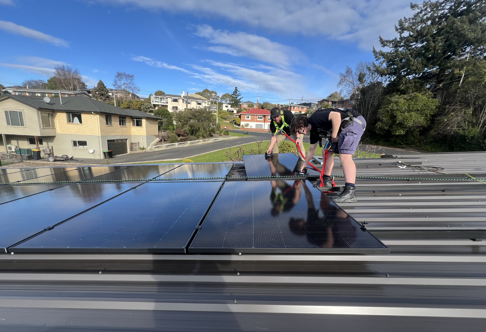 Electrical+Workers+on+roof.webp