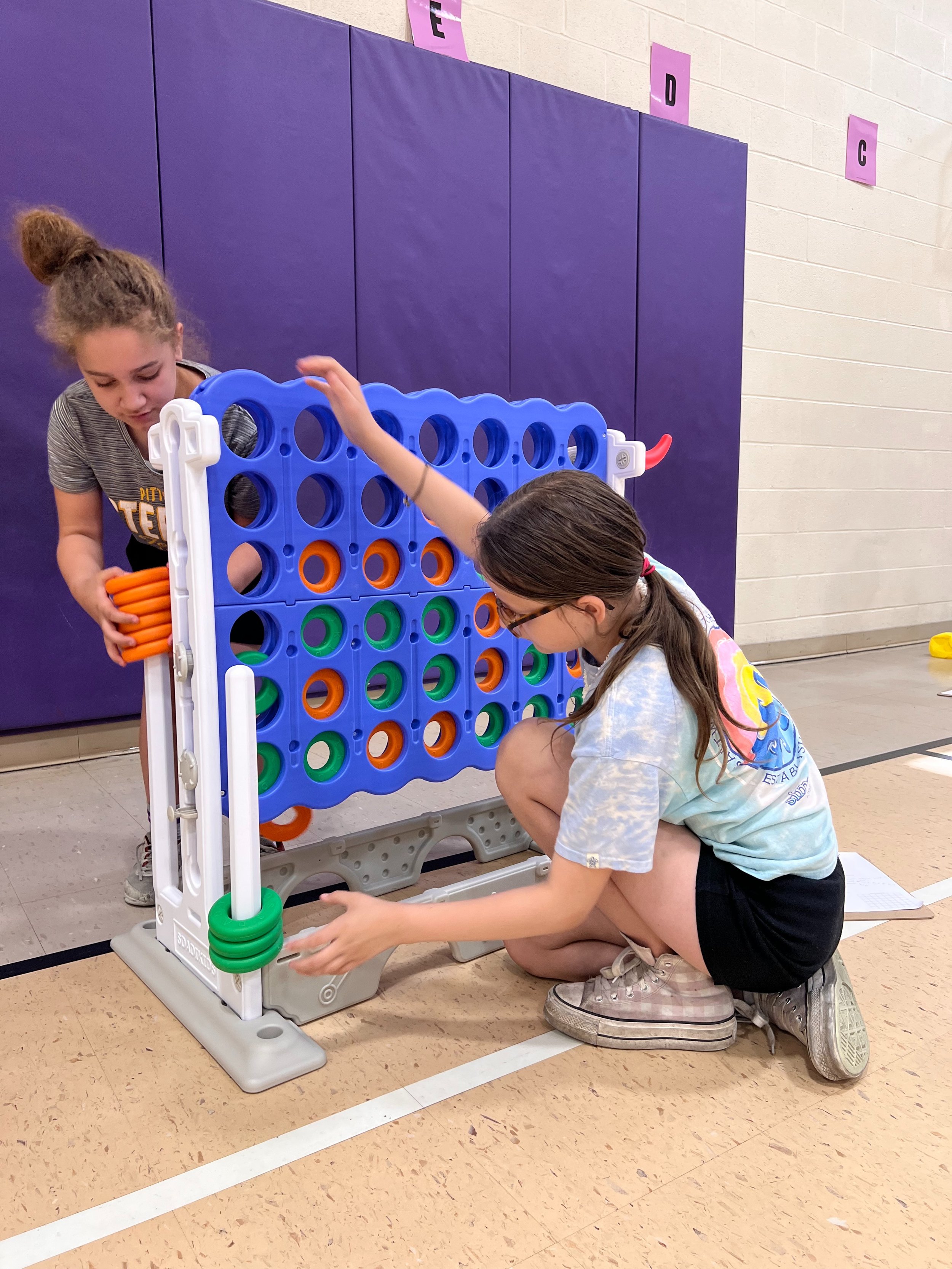 girls playing connect 4