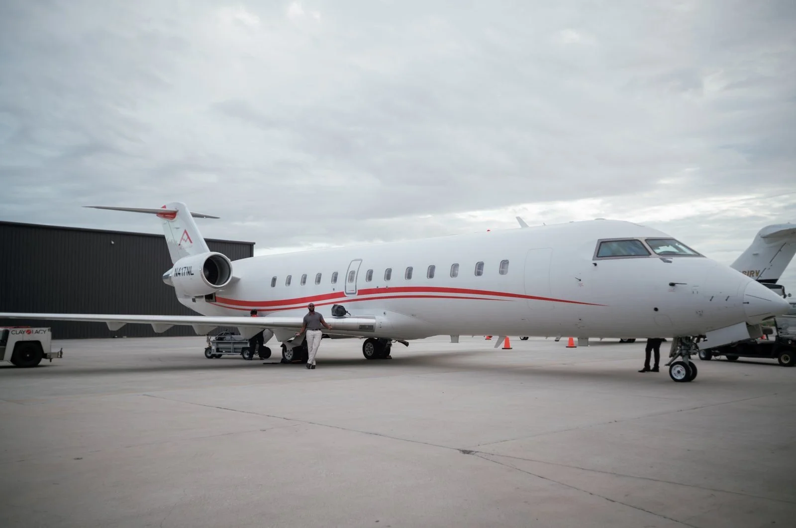 bl-exp-14-jet-tarmac.jpg