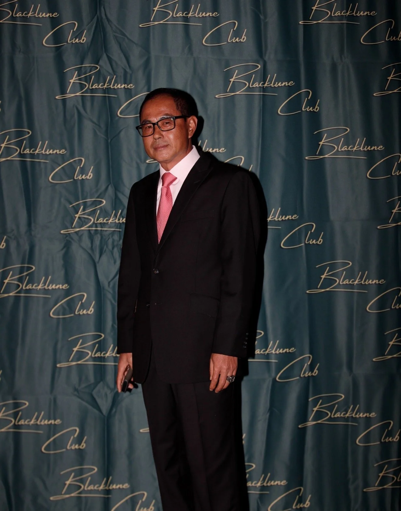 03-pink-tie-step-repeat.jpg