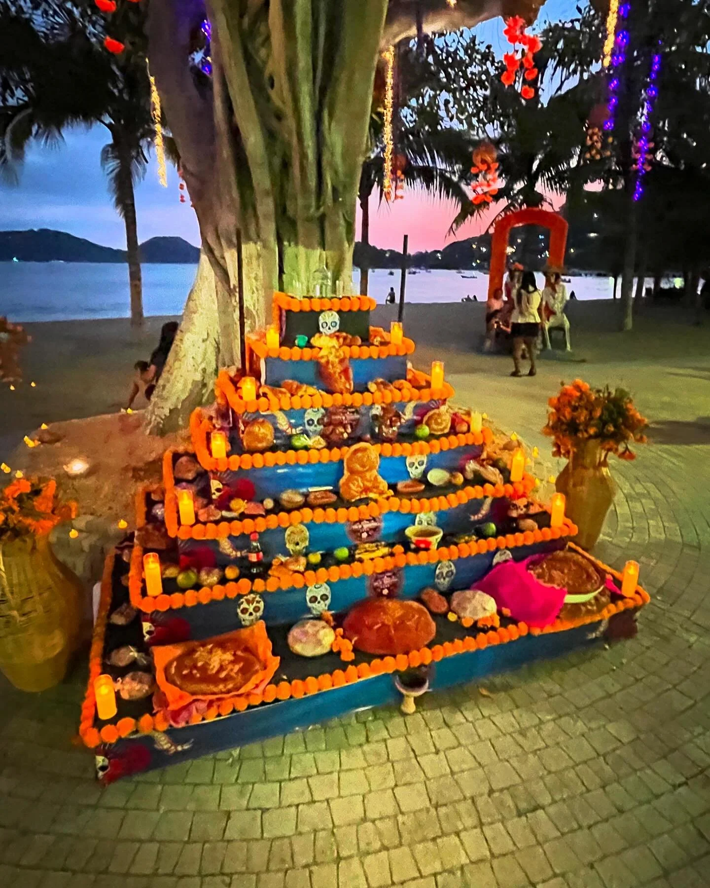 Dia de Muertos! Always a cultural experience. #elnidocasa4