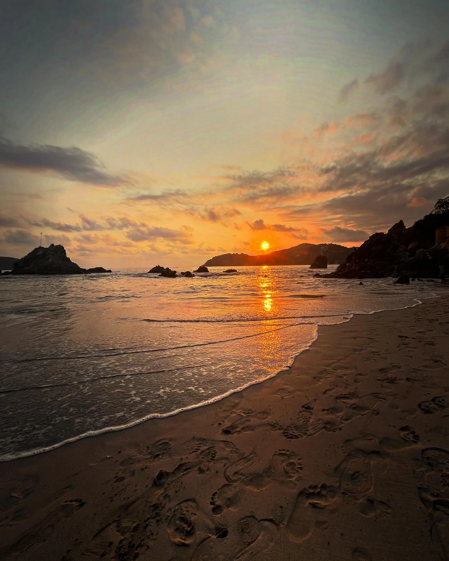 Beautiful sunsets from the past few days in Zihuatanejo. #elnidocasa4  #casa4sunsets