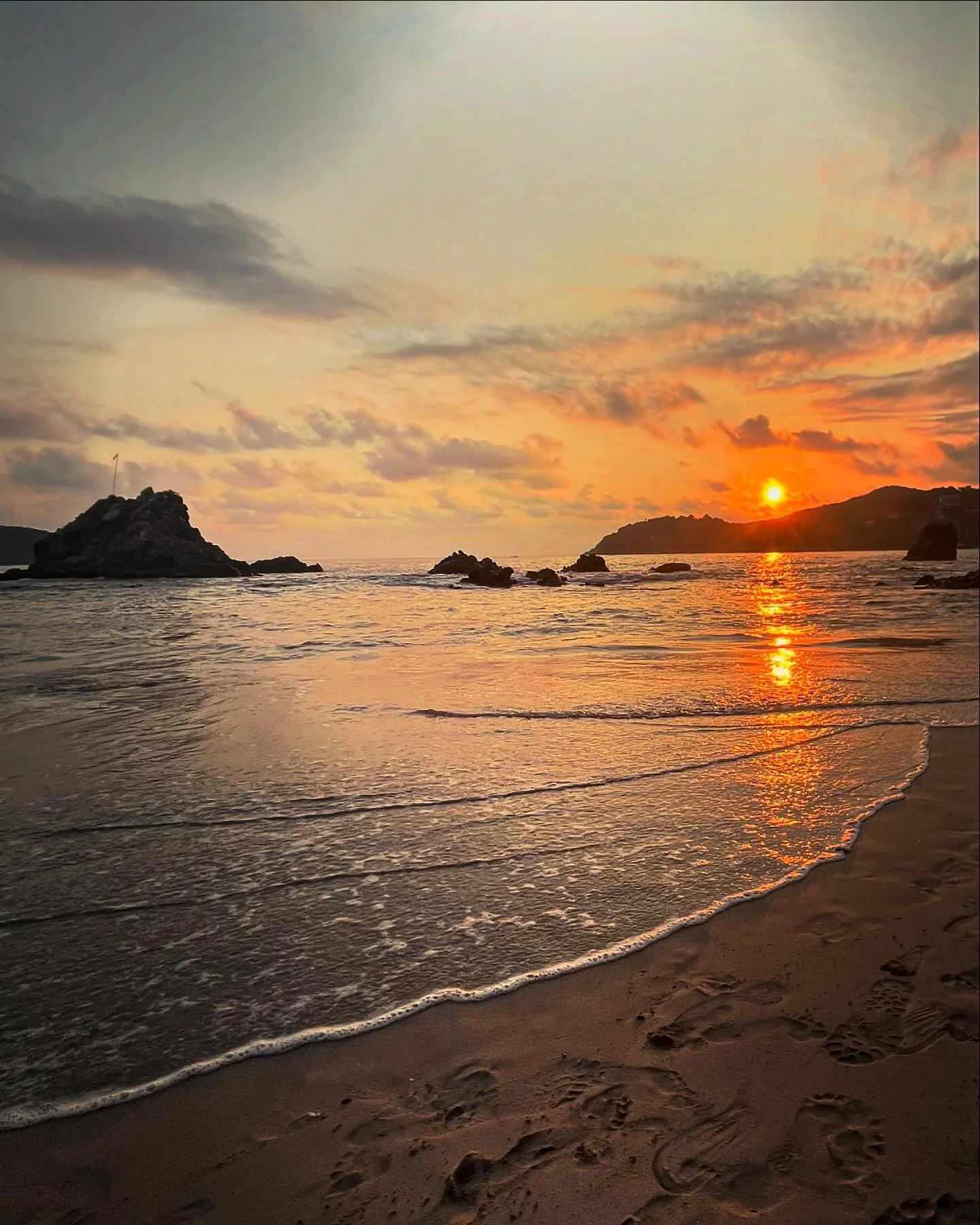 Beautiful sunset on La Ropa. #elnidocasa4 #casa4sunsets