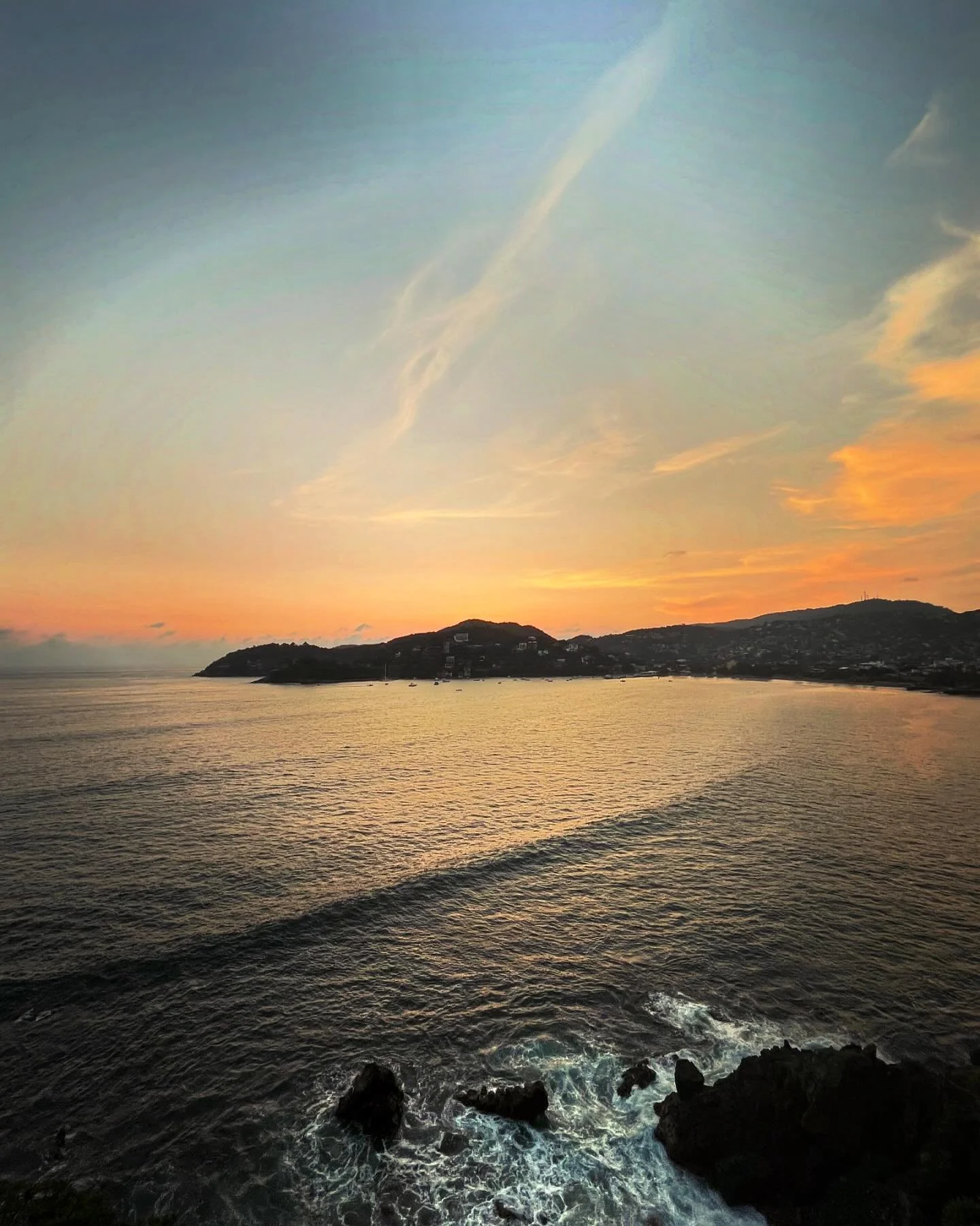 Tonight&rsquo;s sunset just kept getting prettier! #elnidocasa4 #casa4sunsets