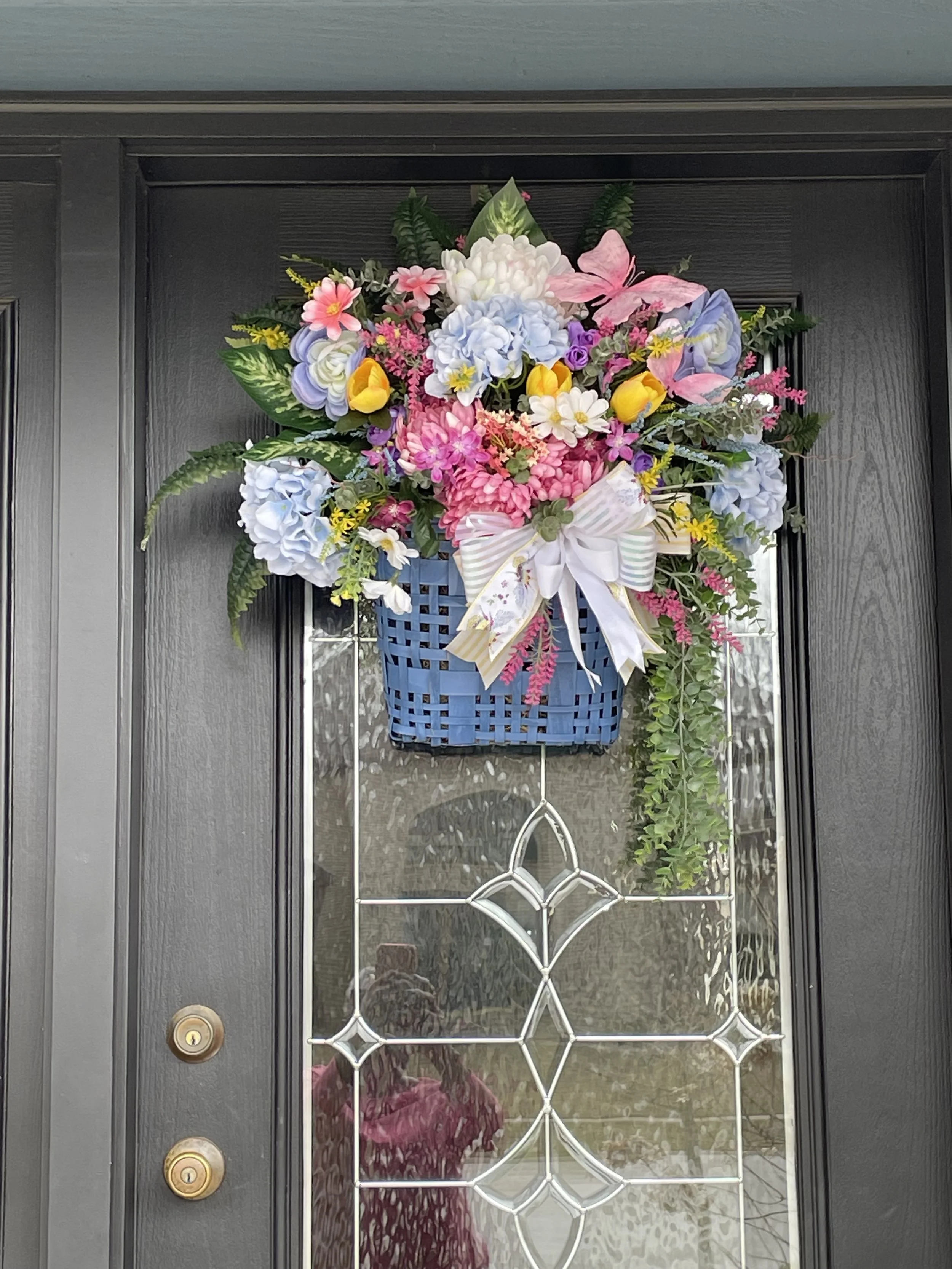 Hanging floral basket for wall or door