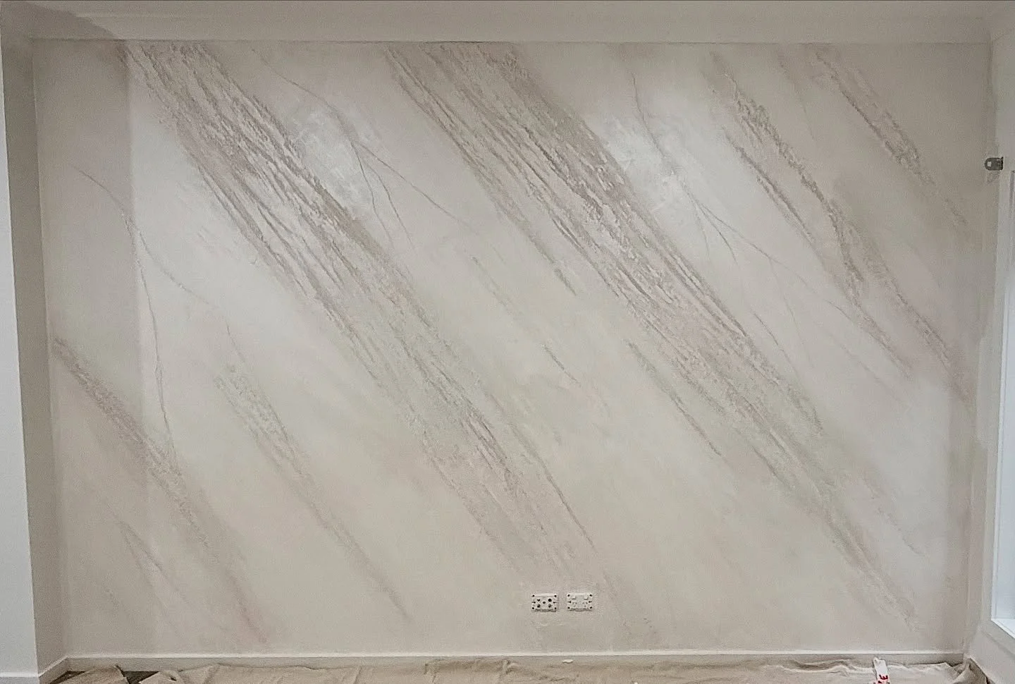 Walls so good, you&rsquo;ll start inviting people over just to accidentally lean on them.
&lsquo;Oh this old thing? Just a bit of Giorgio Graesan Splitstone, no biggie.&rsquo;

#TextureIsLife #SplitstoneLove #GiorgioGraesan #WallArt #VenetianPlasterV