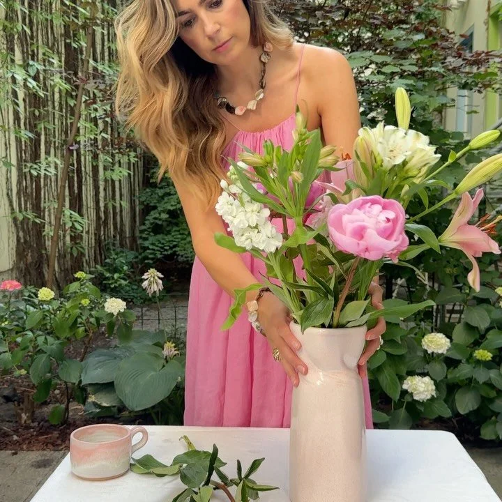 My weekend favourites: sunshine, flowers, decorating, strong coffee ☕️ 

I love to spend time at home especially now that we&lsquo;re able to use the garden again. A luxury in Berlin 🪴 

#flowerdecorations #colouranalysis #holisticstyle #berlinhome