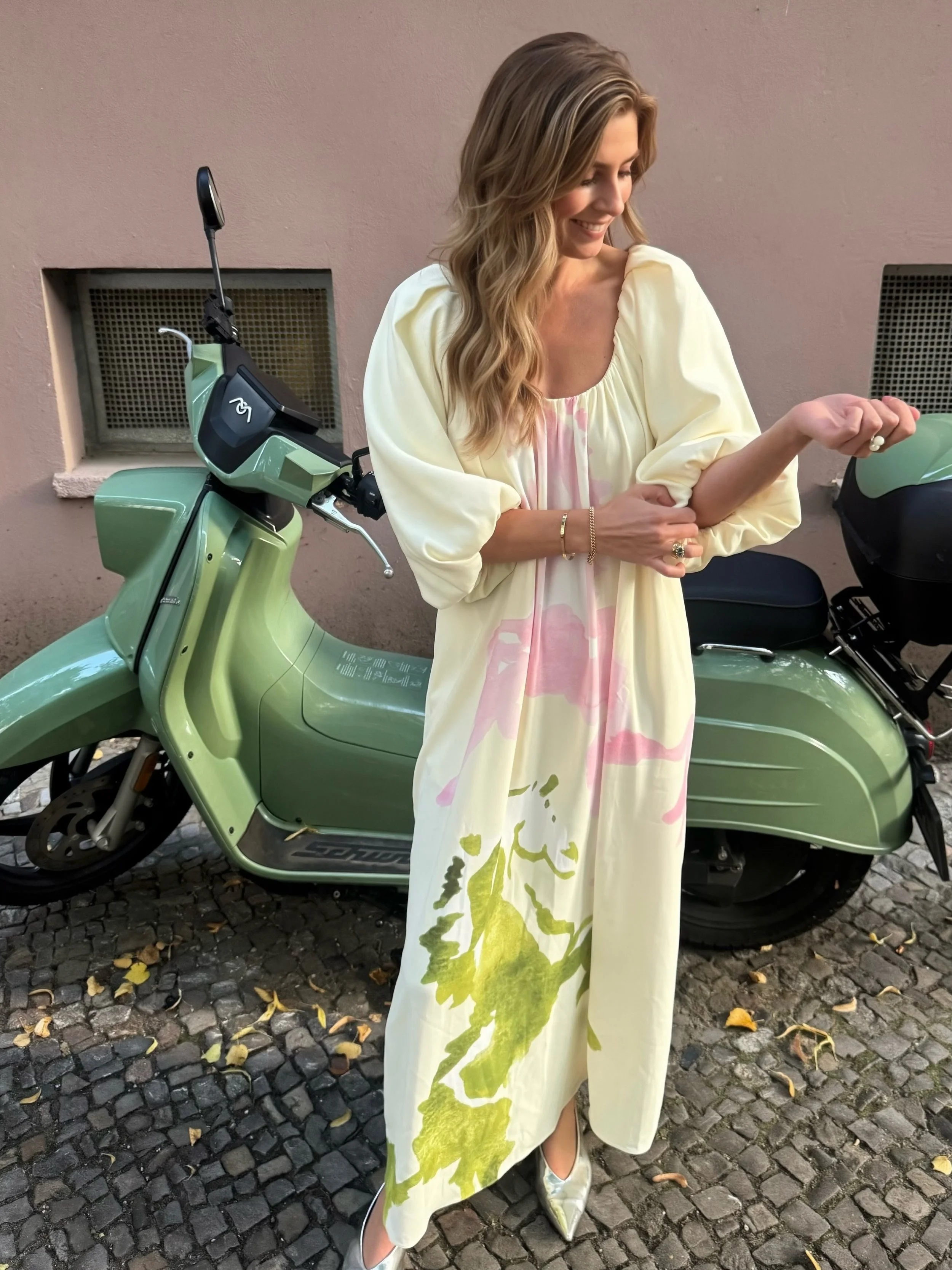 September is the season of change. 🍂

In my latest essay I write about my goal to shed shame around taking pictures in public, finding myself through style, and taking up more space.

Link in bio!

Beautiful dress by @stinegoyastudio 💗