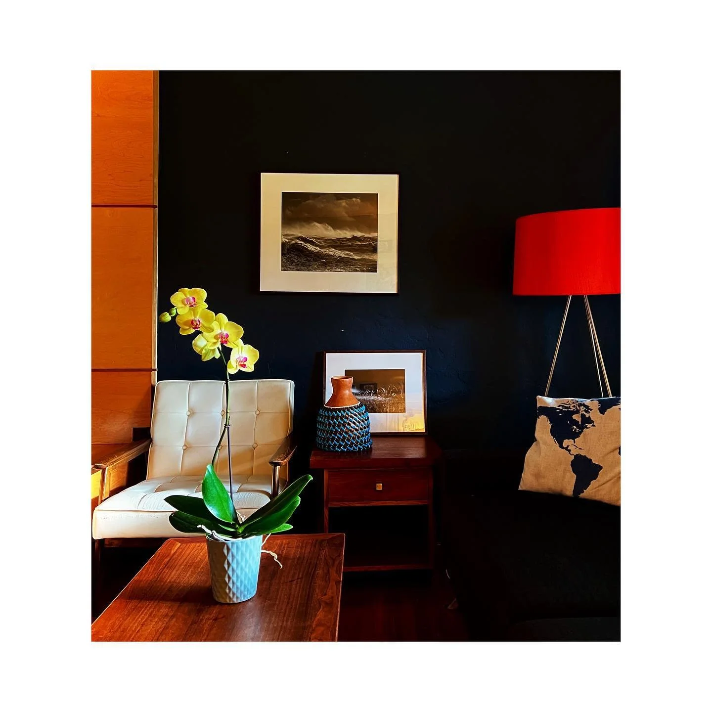 Early morning shot of our living room. The colors against the backdrop of the wall struck me, so I thought, I should take a picture of that. And here you go&hellip;