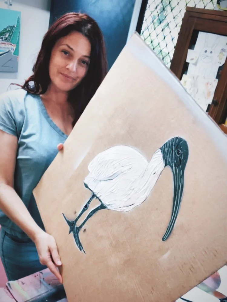 🐦&zwj;⬛😍I&rsquo;ve been playing around with this &ldquo;bin chicken&rdquo; #ibis this week in amongst a few other ideas and paintings!🤯I think he looks pretty cute!💕
.
#binchicken #birdart #stencilartist #birdlover