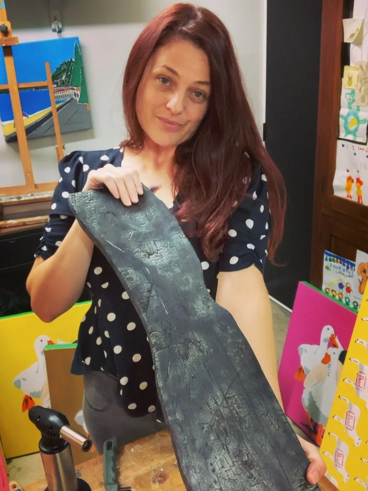 🔥I&rsquo;m having fun slowly turning a plank of wood into a burnt log&hellip;it&rsquo;s getting there! Haha so fun!! Swipe right to see a bit of my process&hellip; I love fire!😍❤️🔥
.
#burnt #pyrography #artexperiment #wood #fire