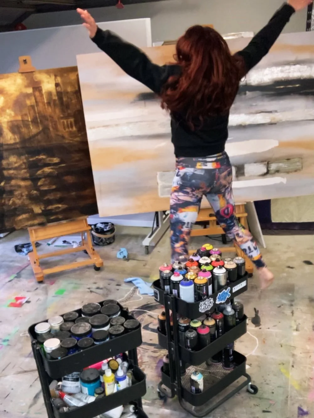 💃&hellip;Studio highs!! 💫Creating pieces that feel like this!&hellip;always the goal! 😊Happy Monday everyone! xx🌸
.
#dowhatyoulovelovewhatyoudo #brisbaneartist #largepainting #mixedmedia #artstudio