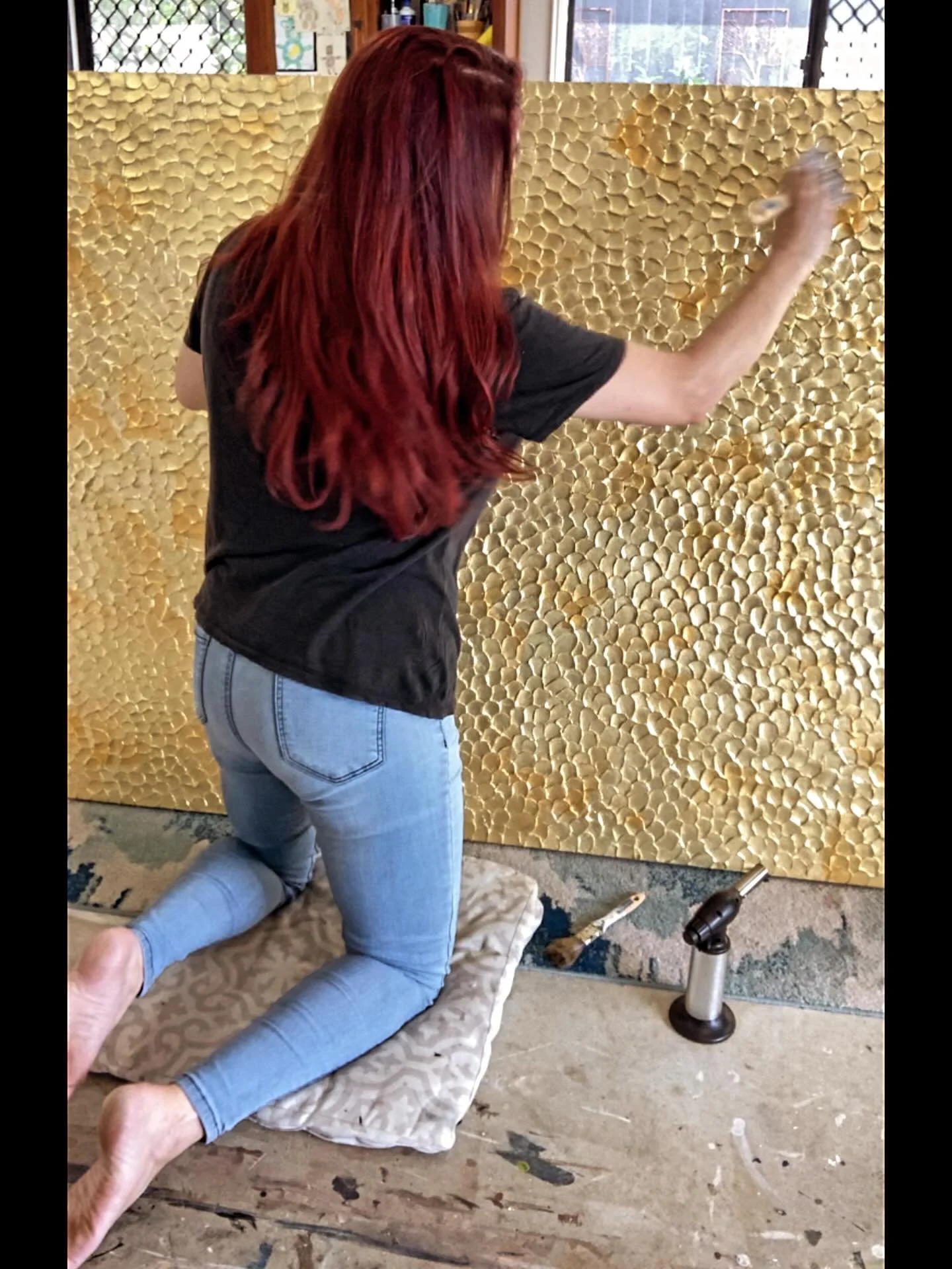 🌸So I look like I&rsquo;m covered in pixie dust&hellip; but it&rsquo;s totally worth it!😊✨
&hellip;Sprayed gold, layered with gold leaf, then worked deep into every crevice by hand🥵 Next step: rubbing pigment into the texture to age and deepen it 
