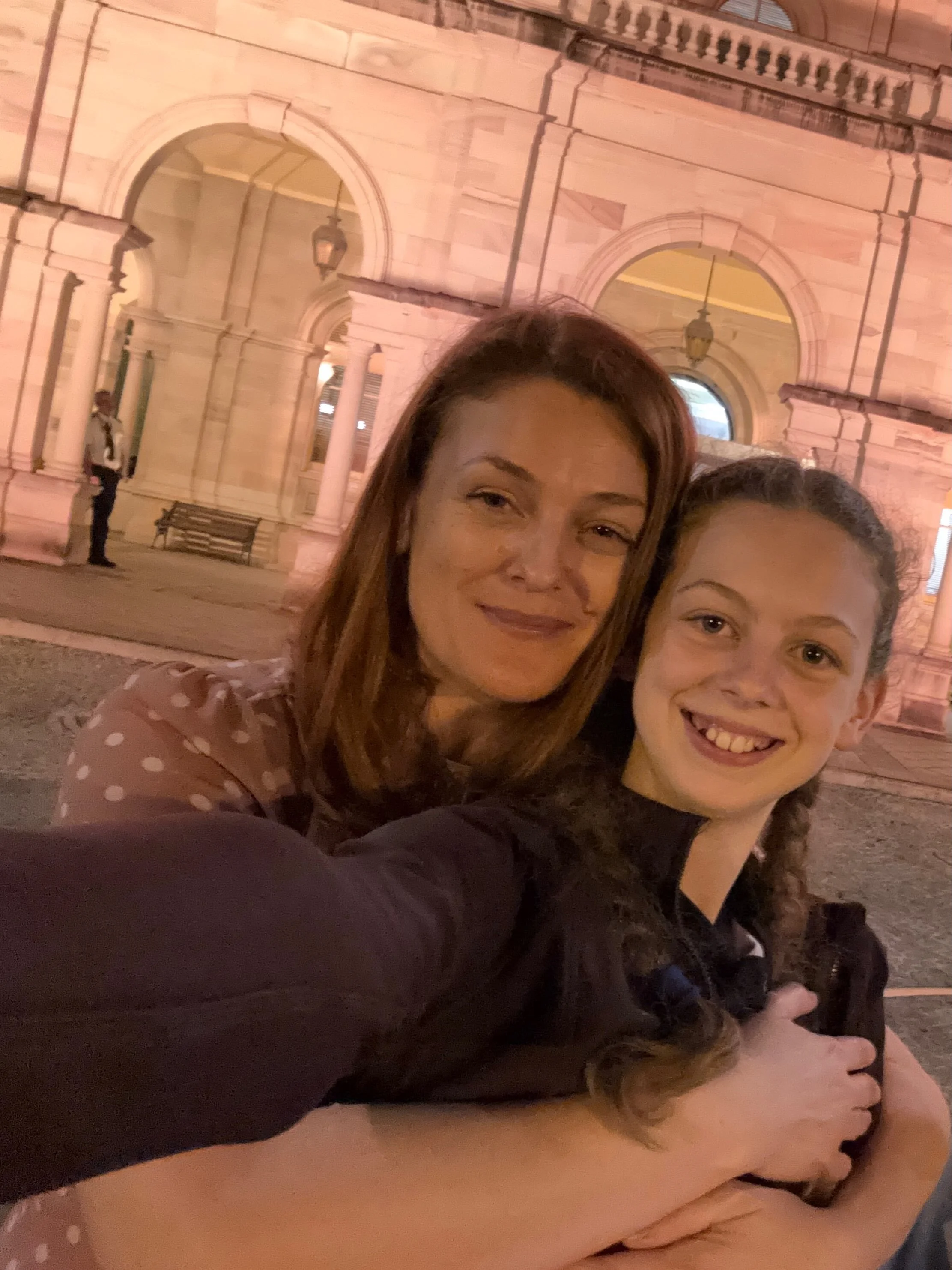 ‼️Warning: gushy mum post incoming! 🥰
Last night we finally got to see Isabella&rsquo;s prize winning artwork hanging in the Parliamentary Annexe!
☀️Our local MP treated us to a special behind the scenes tour and dinner, and we even watched him spea