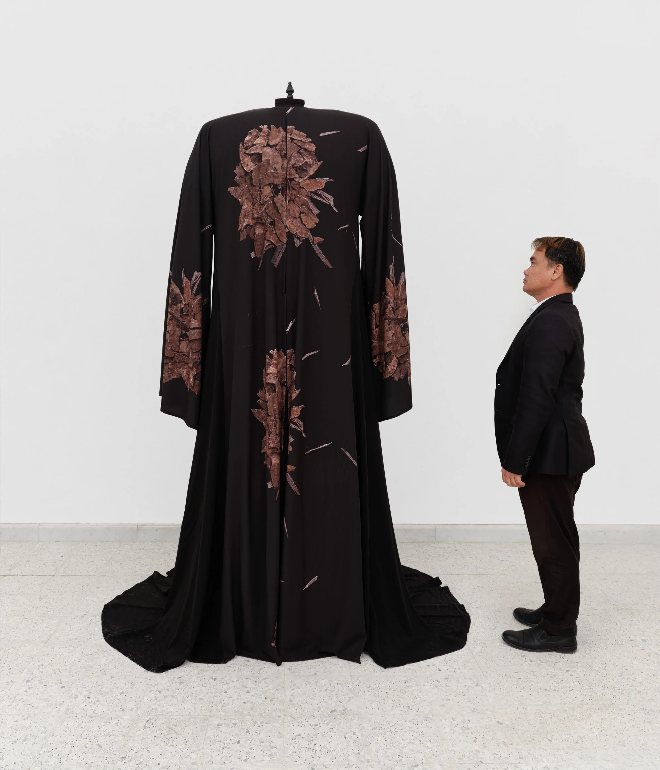 Blast Abaya
A monumental abaya positioned as a central body within the Oud Casino space.