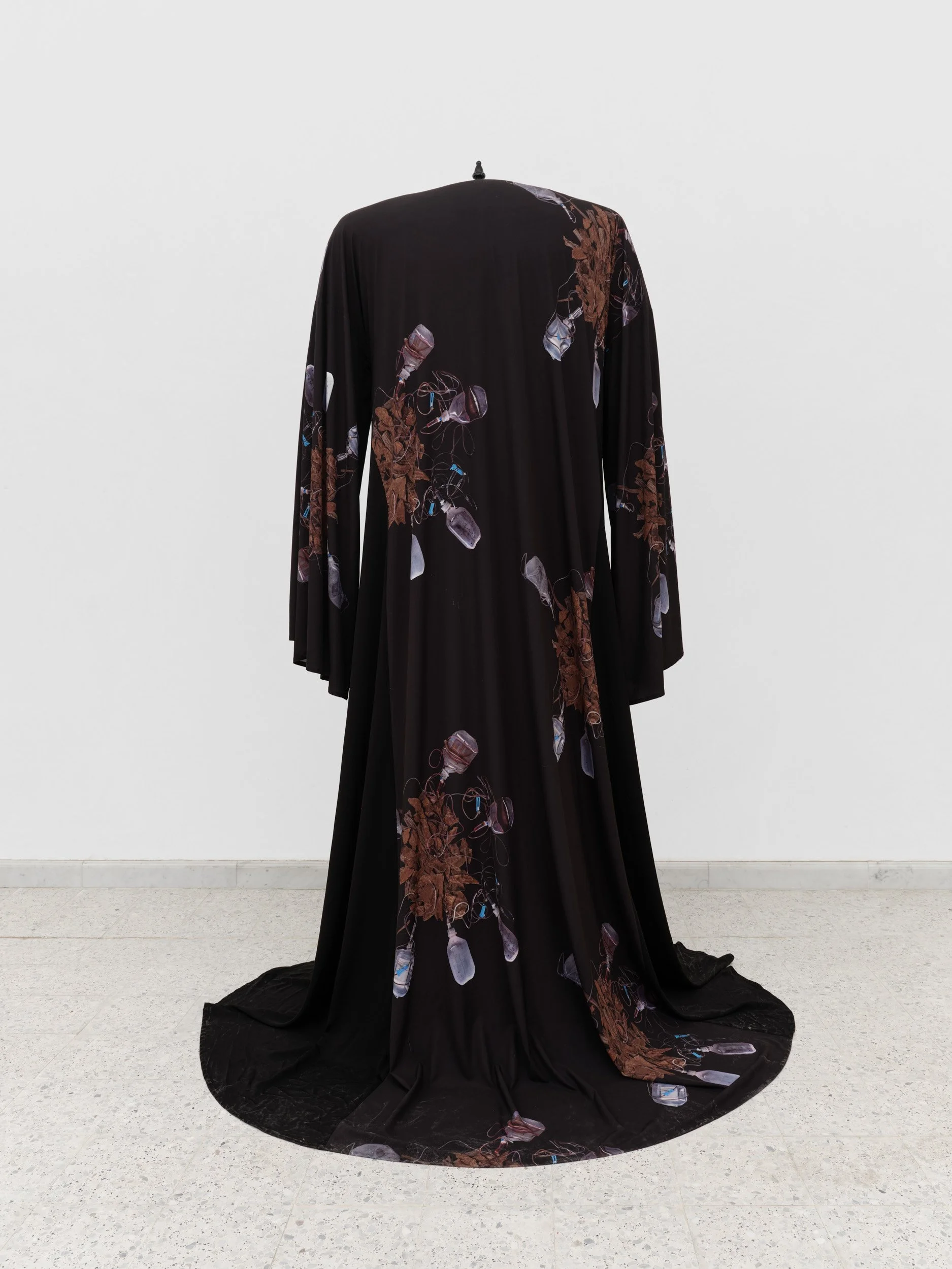 A monumental abaya (Back) 