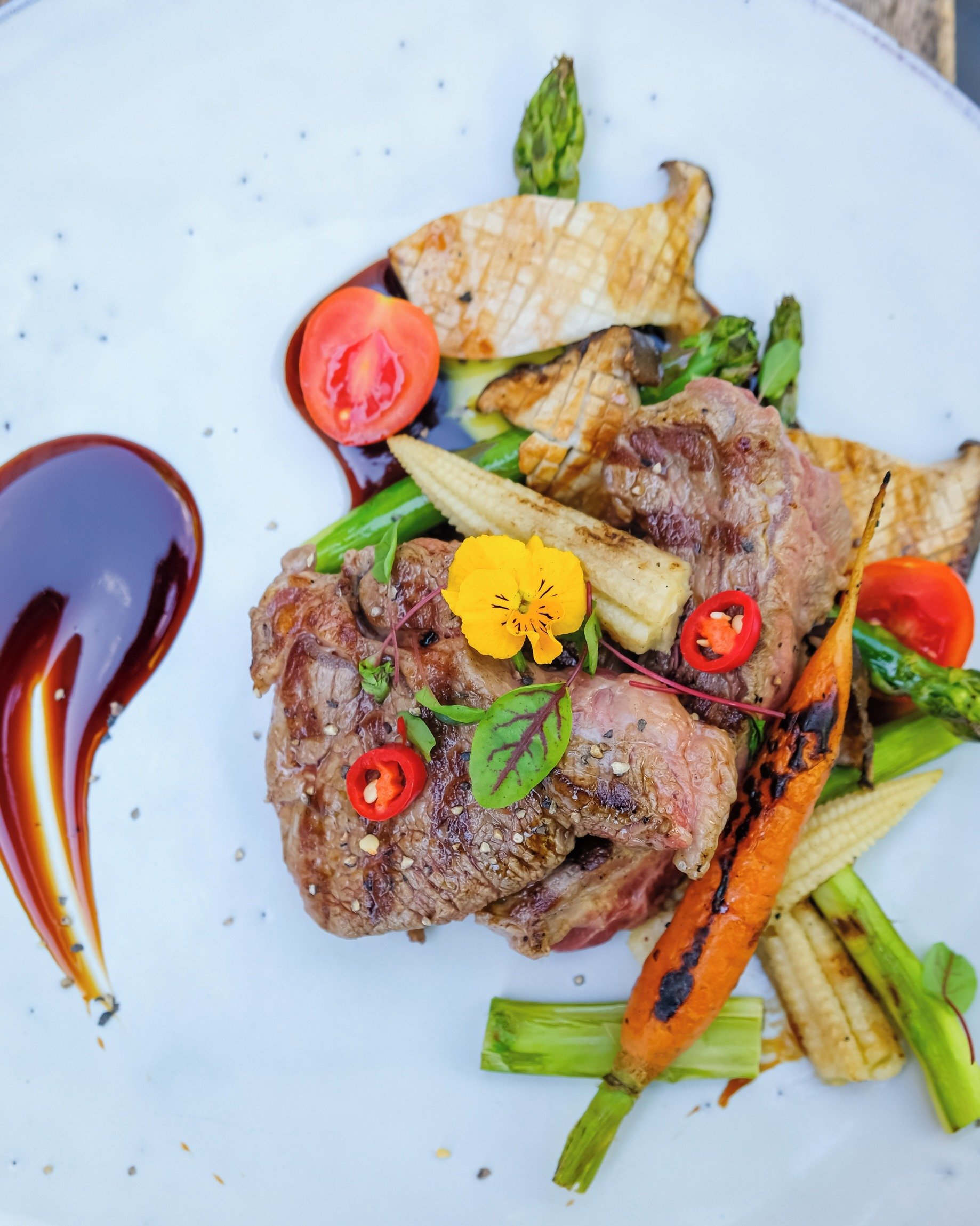 Du magst es herzhaft und doch ganz leicht? Dann hol dir jetzt unser Steak Basil: Zartes Steak mit saftig gegrilltem Gem&uuml;se. 😍🌱⁣
⁣
Dein Hunger ist doch zu gro&szlig;? Dann gibt es auf unserer Speisekarte noch viel mehr leckere Gerichte zu entde